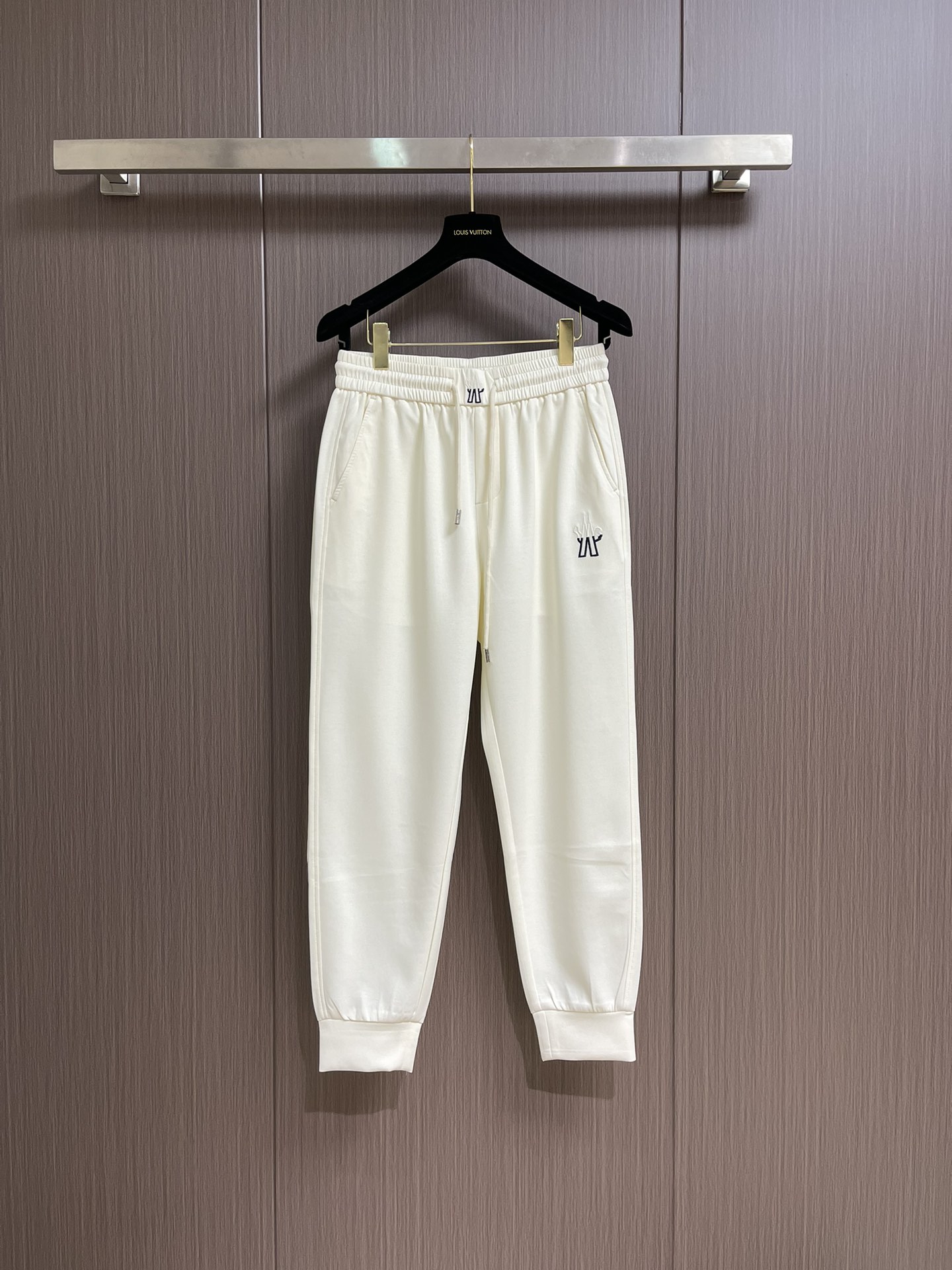 NO:162362,Moncler 2025ss Spring and Summer New casual pants!  Front and rear logo pattern embroidery design!  Customized exclusive cotton fabric cut!  The upper body is comfortable and breathable, not stiff, and the overall three-dimensionality is rich, meeting the simple needs of commuters for dressing. The upper body is very effective, making it look slim and not picky about the figure.  Fabric workmanship.  ...Improper, only good craftsmanship and good fabrics can make you feel good and tasteful. It is a must-have item for everyone!  Size M-3XL, christian louboutin,alexander wang19860909Moncler 2025ss春夏新款休闲裤！前后logo图案刺绣设计！定制专属纯棉面料剪裁！上身舒适透气,不僵硬,整体有着丰富的立体感,满足通勤人们对于着装的简约需求,上身效果很好,显瘦,不挑剔身材．面料做工．…无可挑剔,好工艺好面料才能穿出好品味一款,人手必备单品！尺码M-3XL,,christian louboutin,alexander wang,Men's clothing