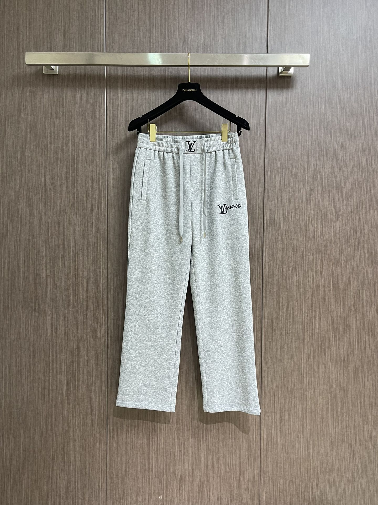 NO:162332,LV 2025 spring and summer new elastic waist casual pants!  Front and back logo pattern embroidery decoration!  It is sewn with double pressing thread, and the splitting degree reaches the highest level. Customized pure cotton fabric is smooth and smooth, with excellent drooping and excellent skin-friendly when worn. It is wearable. It is highly breathable and has high breathability. Before cutting, it has been heat-shrinking process. The pressing process also interprets fashion. In terms of craftsmanship, it is pressed by a special machine waist pressing machine, and it is highly elastic and elastic waist drawstring. Fashion has connotation!  Size M-3XL, louis vuitton,alexander wang19860909LV 2025春夏新款松紧腰休闲裤！前后标识logo图案刺绣修饰！采用双压线缝制,劈裂度达到最高级别,定制纯棉面料光滑柔顺 垂顺感极佳人体穿上去非常舒适亲肤 耐穿 免烫抗皱系列 透气性高,裁剪之前经过高温热缩工艺,压线工艺还诠释着时尚,工艺方面采用特种机裤腰压线专机压制,高弹力松紧腰抽绳 时尚有内涵！尺码M-3XL,,louis vuitton,alexander wang,Men's clothing