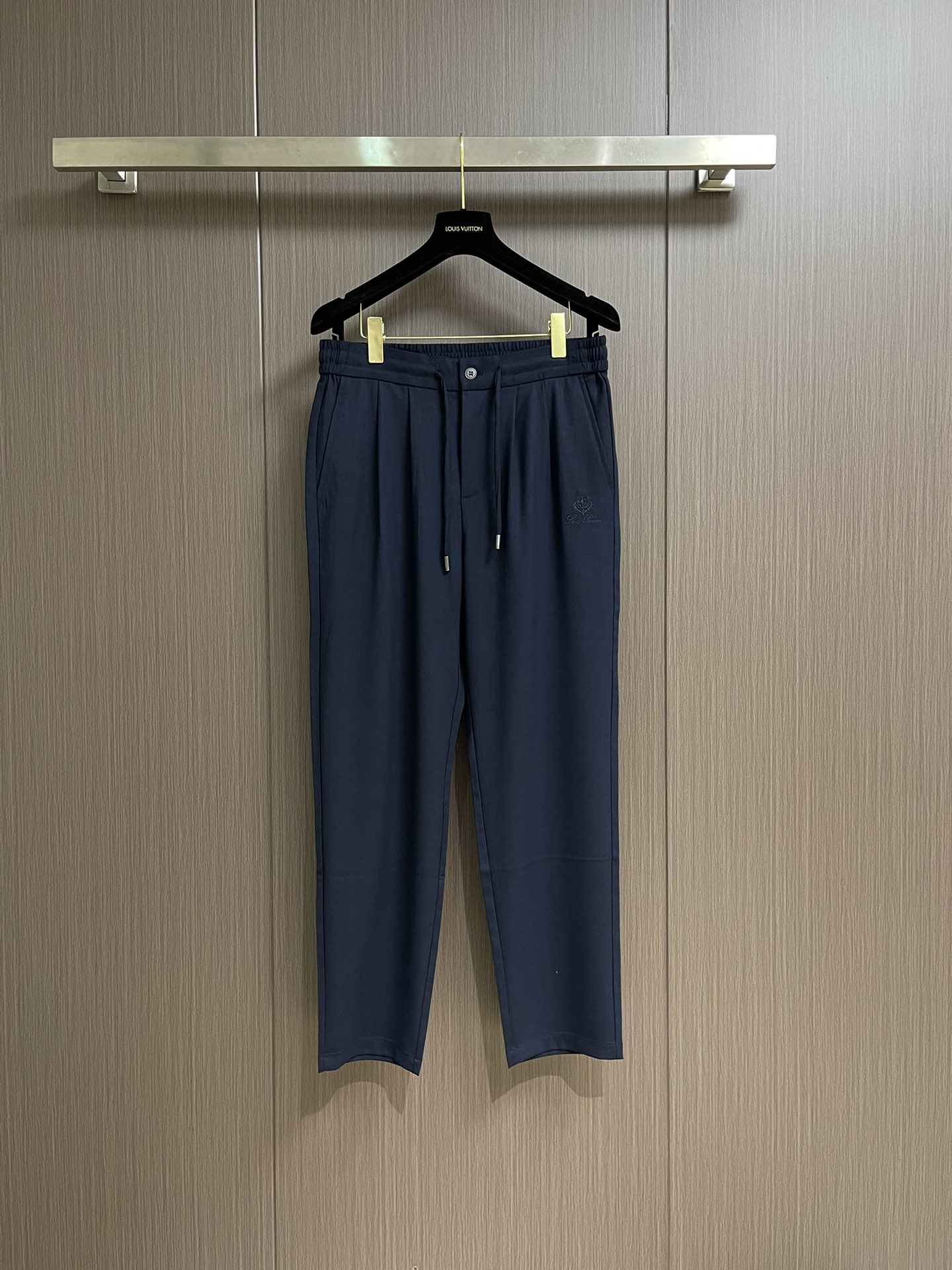 NO:162357,LP Loropiana men's elastic waist drawstring casual pants, this LP Loropiana shows elegance and comfort. Deep ink blue, calm and high-end, suitable for a variety of occasions. The waist drawstring design and buttons are convenient for adjusting elasticity and adding a sense of detail. The brand's iconic embroidery and metal signs show luxury identity in a low-key manner. Selected 52% polyester fiber, 42% viscose, supplemented by 3% nylon and 3% spandex fabrics, combine a crisp texture and moderate elasticity, and wear freely and without restraint. The straight loose style modifies the legs and accommodates all kinds of figures. Whether it is a simple and casual style or a simple style for business commuting, it can be easily controlled and is a high-quality choice to enhance the taste of the dress. Size 31-32-33-34-35-36,,loro piga,loro piga,alexander  wang19860909LP Loropiana 墨蓝色男士松紧腰抽绳休闲裤,这款LP墨蓝色,尽显优雅与舒适.深邃墨蓝,沉稳且高级,适配多种场合.腰部抽绳设计搭配纽扣,既方便调节松紧,又增添细节精致感.品牌标志性刺绣与金属标牌,低调彰显奢华身份.精选52％聚酯纤维、42％粘胶,辅以3％锦纶和3％氨纶面料,兼具挺括质感与适度弹性,穿着自在无束缚.直筒宽松版型,修饰腿型,包容各种身材.无论是搭配简约打造休闲日常风,还是配上用于商务通勤,它都能轻松驾驭,是提升穿搭品味的优质之选.尺码31-32-33-34-35-36,,loro piana,loro piana,alexander wang,Men's clothing