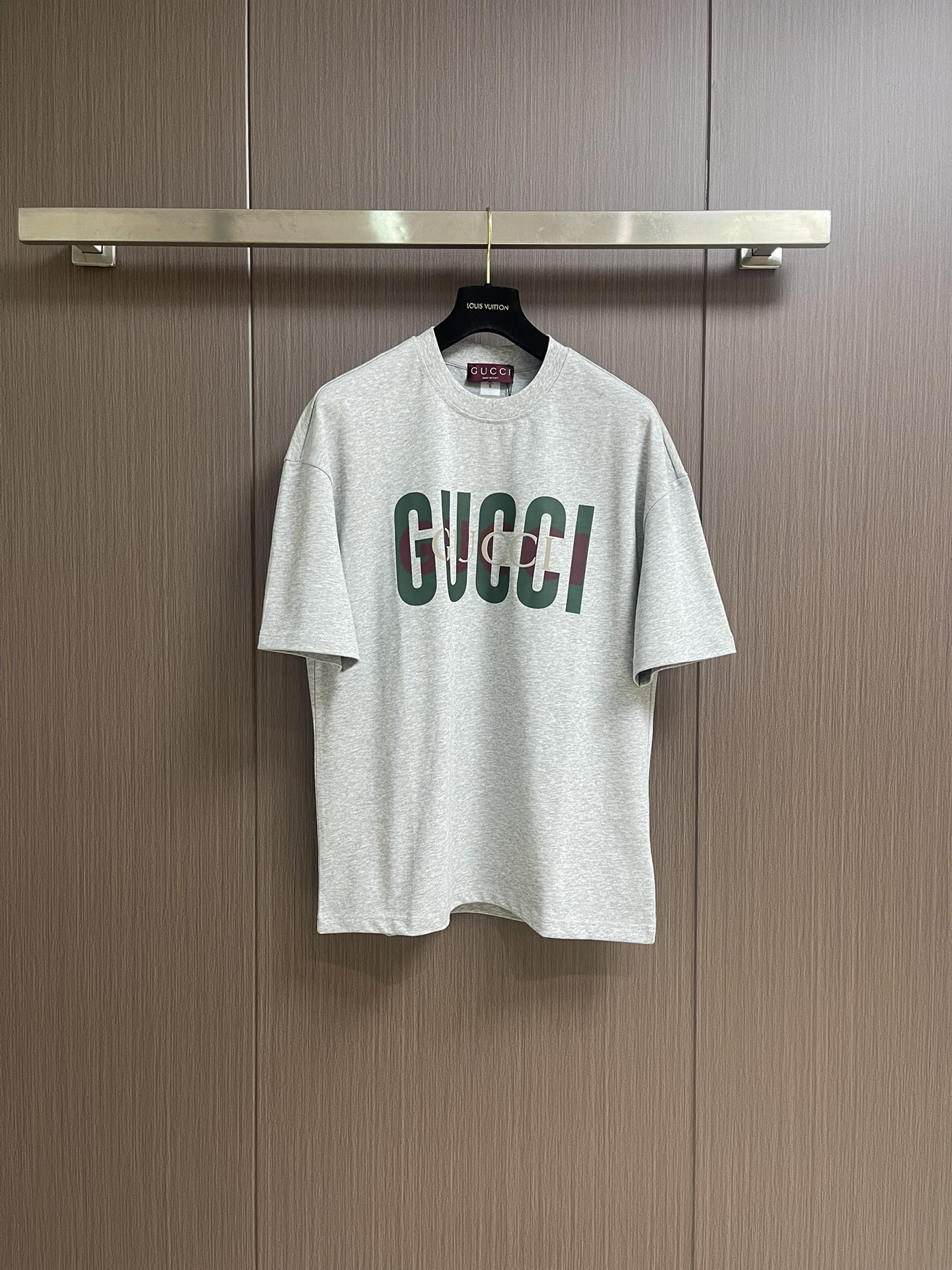 NO:162335,GUCCI 2025ss chest logo letter printed short-sleeved T-shirt, the fabric is made of 230 grams of heavy combed cotton, customized 32 1*1 threads, two-way wash the garment, the fabric is comfortable and skin-friendly, and has no sense of difference. Customized dyed fabric, high textile density, good drape, not easy to deform, thick and tight spinning process, will not affect the breathability of the fabric, the saturation of the color is very high, imported digital direct-spray printing technology, a beautiful short-sleeved style, loose style, and slimming, not picky. Size S-XXL Size bust 108cm, shoulder width 55cm, 68.5cm, M size bust 112cm, shoulder width 57cm, 70.5cm, L size bust 116cm, shoulder width 59cm, 72.5cm, XL size bust 120cm  Shoulder width 60cm, garment length 74.5cm, XXL size bust 124cm, shoulder width 61cm, garment length 76cm, gucci, T-shirt,tees, t-shirt,alexander wang19860909GUCCI 2025ss胸前logo字母印花短袖T恤,面料采用230克重精梳棉,定制32支1*1螺纹,成衣两遍水洗处理,面料舒适亲肤无异感,定制定染面料,纺织密度高,垂感佳,不易变形,厚织感加上紧密纺纱工艺,不会影响面料的透气性,成色的饱和度很高,进口数码直喷印花工艺,百搭好看的一款短袖,宽松版型遮肉显瘦不挑人.尺码S-XXL S码胸围108cm 肩宽55cm 衣长68.5cm M码胸围112cm 肩宽57cm 衣长70.5cm L码胸围116cm 肩宽59cm 衣长72.5cm XL码胸围120cm 肩宽60cm 衣长74.5cm XXL码胸围124cm 肩宽61cm 衣长76cm,,gucci,T-shirt,tees，t-shirt,alexander wang,Men's clothing