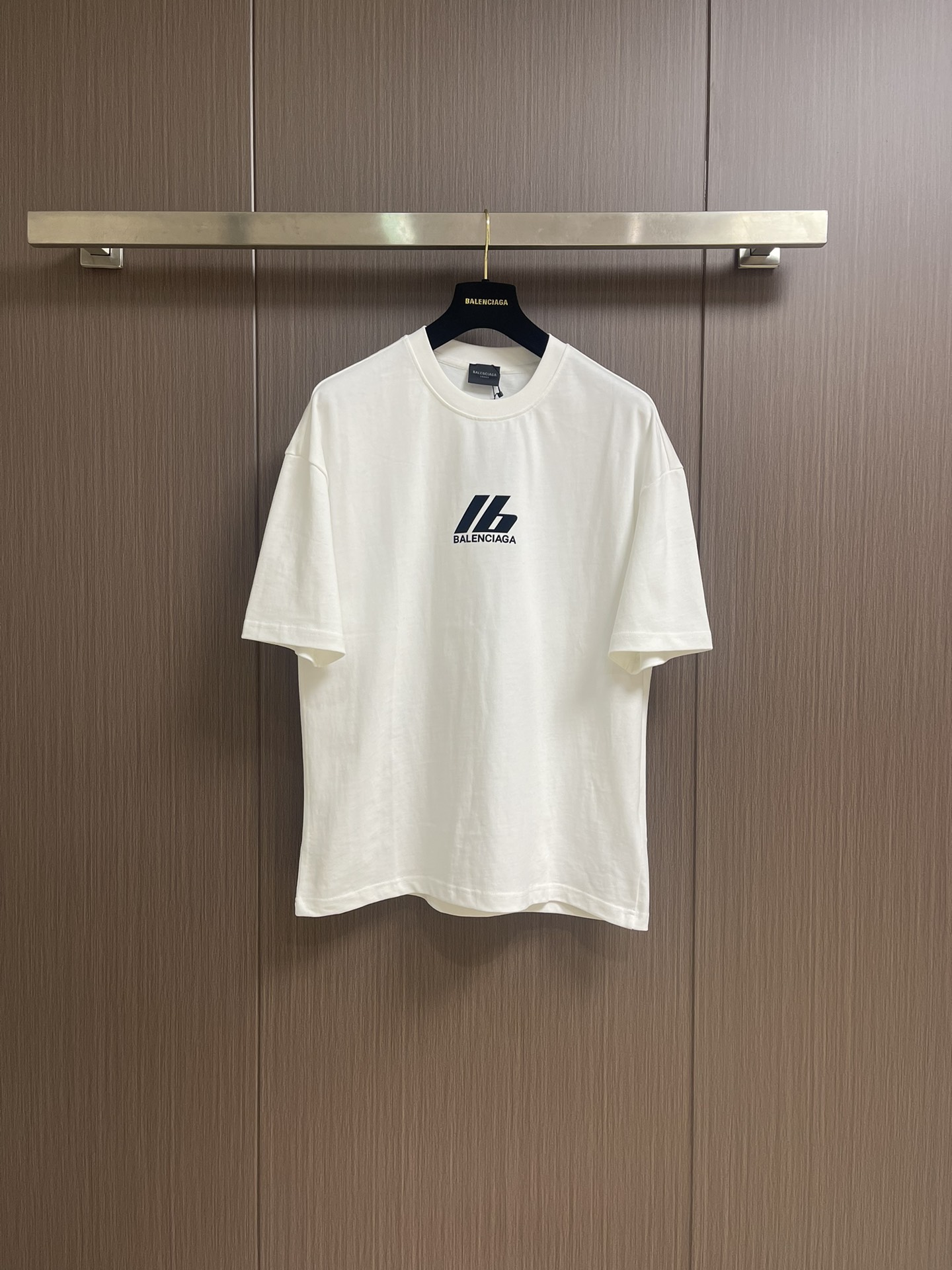 NO:162338,Balenciaga printed logo round neck short-sleeved T-shirt, fixed weaving and dyeing 100% pure cotton double-strand fabric, laundry washing water, front high-definition scanning pattern perfectly restored laser positioning machine printing, neckline ribbed fabric fixed weaving and dyeing, overall line is straight and delicate, fabric is comfortable and soft, color is consistent and no color difference, customized auxiliary materials. Size S-XXL S bust 108cm Shoulder width 55cm Long 68.5cm Size M bust 112cm Shoulder width 57cm Long 70.5cm L bust 116cm Shoulder width 59cm Long 72.5cm XL bust 120cm Shoulder width 60cm Long 74.5cm XXL bust 124cm Shoulder width 61cm  Clothes length 76cm, balenciaga, T-shirt,tees, t-shirt,alexander wang19860909Balenciaga 印花logo圆领短袖T恤,定织定染百分百纯棉双股面料 成衣洗水 前幅高清扫描图案完美还原激光定位机印 领口罗纹面料定织定染色 整体走线平直细腻 面料舒适柔软 颜色一致无色差,定制辅料.尺码S-XXL S码胸围108cm 肩宽55cm 衣长68.5cm M码胸围112cm 肩宽57cm 衣长70.5cm L码胸围116cm 肩宽59cm 衣长72.5cm XL码胸围120cm 肩宽60cm 衣长74.5cm XXL码胸围124cm 肩宽61cm 衣长76cm,,balenciaga,T-shirt,tees，t-shirt,alexander wang,Men's clothing