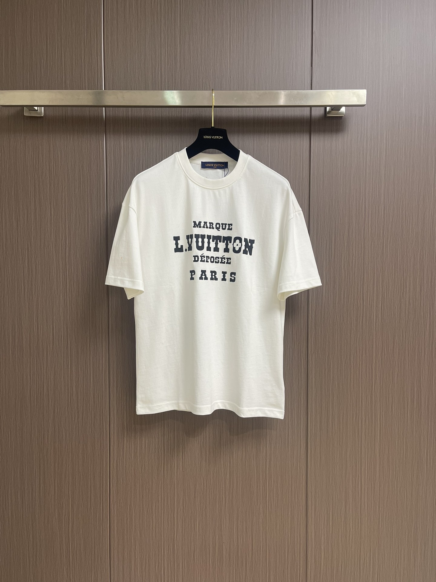 NO:162361,LV printed short-sleeved T-shirt adopts digital technology. Inkjet printing can achieve complex patterns and rich colors, spray ink evenly onto the surface of the fabric to form high-precision printing patterns. Drying and vaporization can promote the full combination of ink and fabric fibers, improve the firmness and brightness of color, and high-precision printing ensures the clarity and detail of the printing patterns. Size S-XXL Size bust 108cm Shoulder width 55cm Long 68.5cm M Size bust 112cm Shoulder width 57cm Long 70.5cm L Size bust 116cm Shoulder width 59cm Long 72.5cm XL Size bust 120cm Shoulder width 60cm Long 74.5cm XXL Size bust 124cm Shoulder width 61cm Long 76cm, louis  vuitton, T-shirt,tees, t-shirt,alexander wang19860909LV 印花短袖T恤,采用了数码技术,喷墨印花可以实现复杂的图案和丰富的色彩,将墨水均匀喷射到织物表面,形成高精度的印花图案.烘干和蒸化可以促使墨水与织物纤维充分结合,提高色彩的牢固度和鲜艳度,高精度打印确保印花图案的清晰度和细节表现.尺码S-XXL S码胸围108cm 肩宽55cm 衣长68.5cm M码胸围112cm 肩宽57cm 衣长70.5cm L码胸围116cm 肩宽59cm 衣长72.5cm XL码胸围120cm 肩宽60cm 衣长74.5cm XXL码胸围124cm 肩宽61cm 衣长76cm,,louis vuitton,T-shirt,tees，t-shirt,alexander wang,Men's clothing