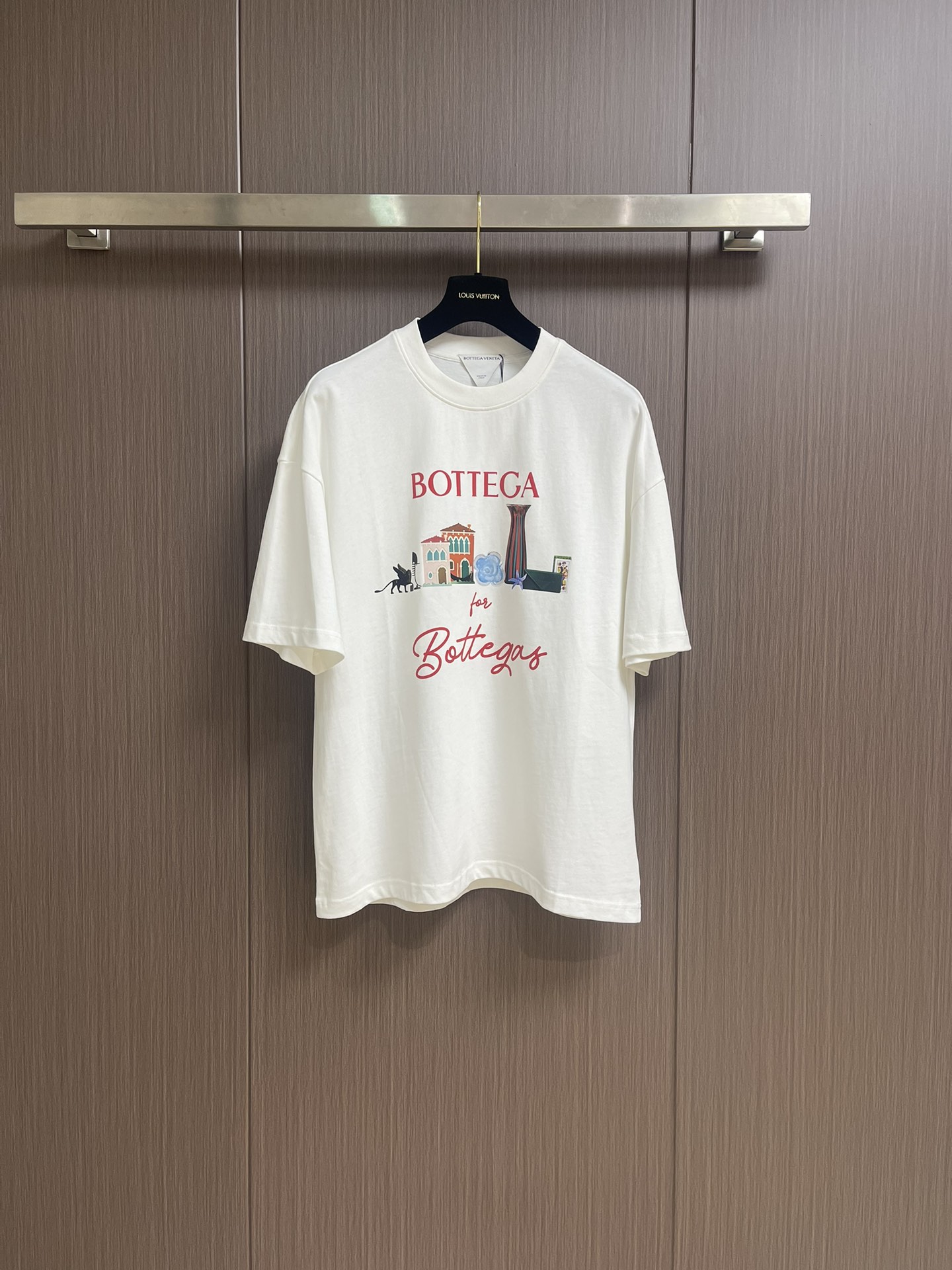 NO:162345,BV 2025SS spring and summer short-sleeved T-shirt new style, logo logo direct spray printing process, fabric fixed weaving and dyeing, using 240 grams of double-strand double-yarn cotton fabric, washed and treated, feel more comfortable. Size S-XXL S bust 108cm shoulder width 55cm long 68.5cm M bust 112cm shoulder width 57cm long 70.5cm L bust 116cm shoulder width 59cm long 72.5cm XL bust 120cm shoulder width 60cm long 74.5cm XXL bust 124cm shoulder width 61cm long 76cm, bottega veneta, T-shirt,tees, t-shirt,alexander wang19860909BV 2025SS春夏短袖T恤新款,logo标识直喷印花工艺,面料定织定染,采用240克双股双纱全棉面料,经过洗水处理,手感更加舒适.尺码S-XXL S码胸围108cm 肩宽55cm 衣长68.5cm M码胸围112cm 肩宽57cm 衣长70.5cm L码胸围116cm 肩宽59cm 衣长72.5cm XL码胸围120cm 肩宽60cm 衣长74.5cm XXL码胸围124cm 肩宽61cm 衣长76cm,,bottega veneta,T-shirt,tees，t-shirt,alexander wang,Men's clothing