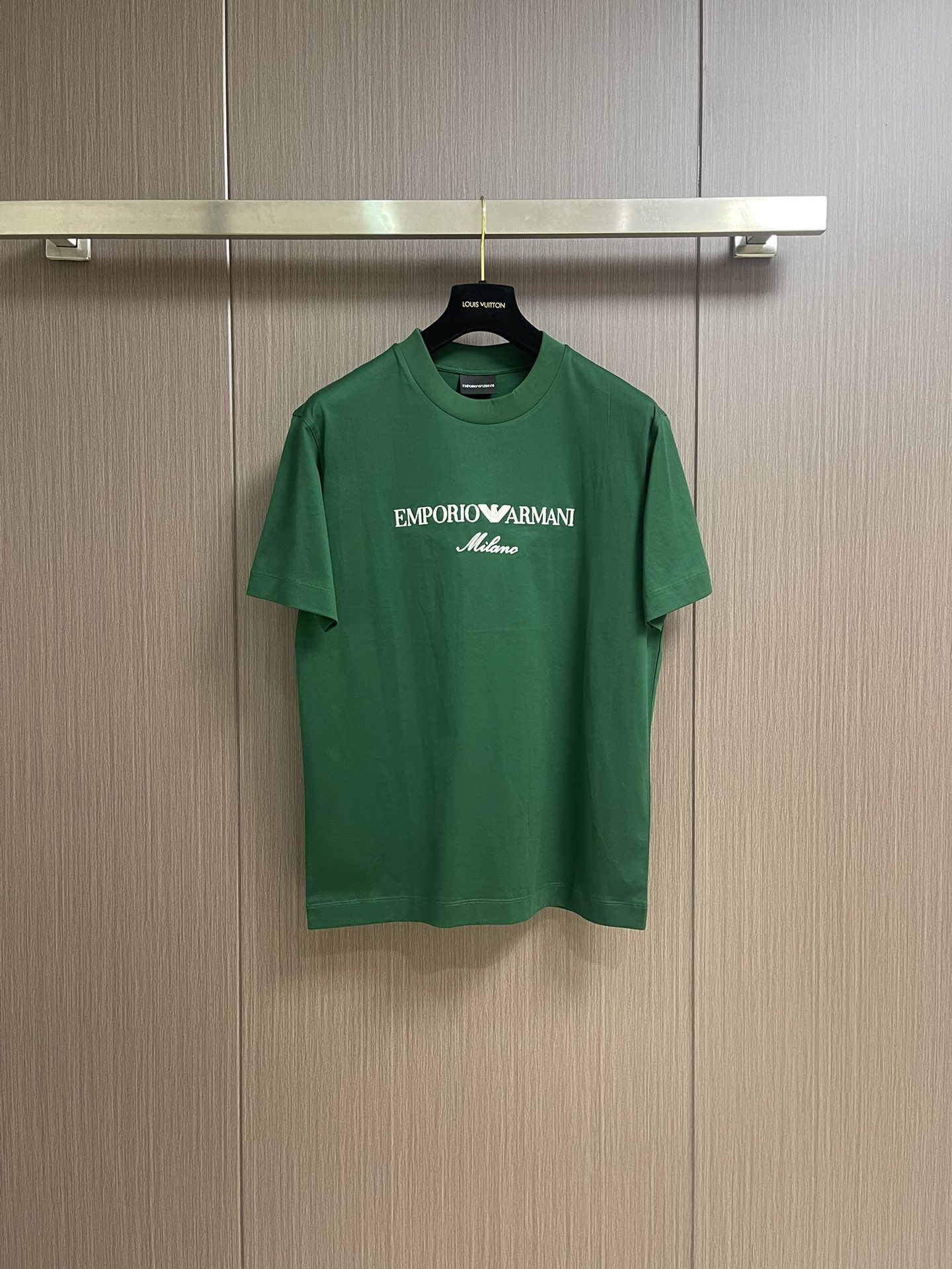 NO:162341,Emporio Armani EA 2025 new letter printed T-shirt, which is the simple and yet highlight-free style!  Choose cotton fabric with high comfort, which is soft, glutinous and delicate to the touch!  Skin-friendly, good moisture absorption and breathability, not stuffy, not sticky, dry and comfortable, good experience on the upper body, retro and durable on the chest, eye-catching and brilliant~ It is the kind of simple to look but can also feel the tone. Size M-3XL,,armani,armani,tees, t-shirt,alexander wang19860909Emporio Armani EA 阿玛尼2025新款 字母印花t恤,属于那种简约又不失亮点的款！选用舒适性很高的全棉面料 摸起来软糯细腻！亲肤 吸湿透气性好 不闷热 不粘腻干爽舒适 上身体验感佳,胸前印花复古耐看,吸睛出彩～就是那种看着简单 但是又能穿出腔调感.尺码M-3XL,,armani,armani,tees，t-shirt,alexander wang,Men's clothing