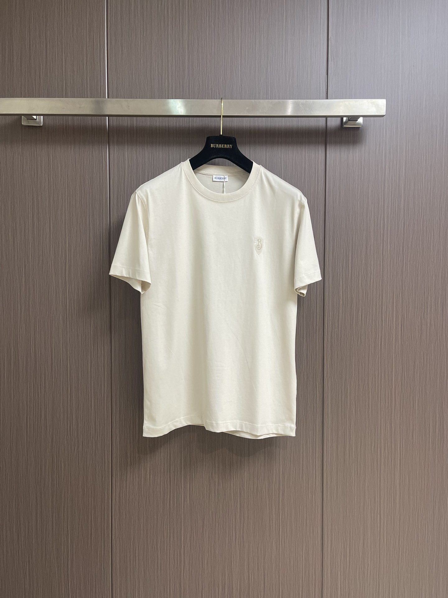 NO:162343,Burberry 2025SS round neck logo short-sleeved T-shirt, which can be worn all year round. The fabric is made of original custom-made Xinjiang Jingliulong cotton. The skin feels super comfortable, very heavy and textured. It can naturally and casually show the fashion personality of the dresser. The loose and slightly wide T-shirt style is cut, and the same style is outstanding for men and women. You can let the daily style of dressing to create a fashionable look!  Size M-3XL, Burberry, T-shirt,tees, t-shirt,alexander wang19860909Burberry 2025SS圆领logo仔章短袖t恤,一年四季可穿 面料采用原版订制新疆精疏长绒棉 压肤感觉超舒服,非常重磅且有质感,自然随性的可以展现出着装者的时尚个性,宽松微阔t恤版型剪裁,男女同款出彩搭配,可任凭日常穿搭风格凹出时尚造型！尺码M-3XL,,burberry,T-shirt,tees，t-shirt,alexander wang,Men's clothing