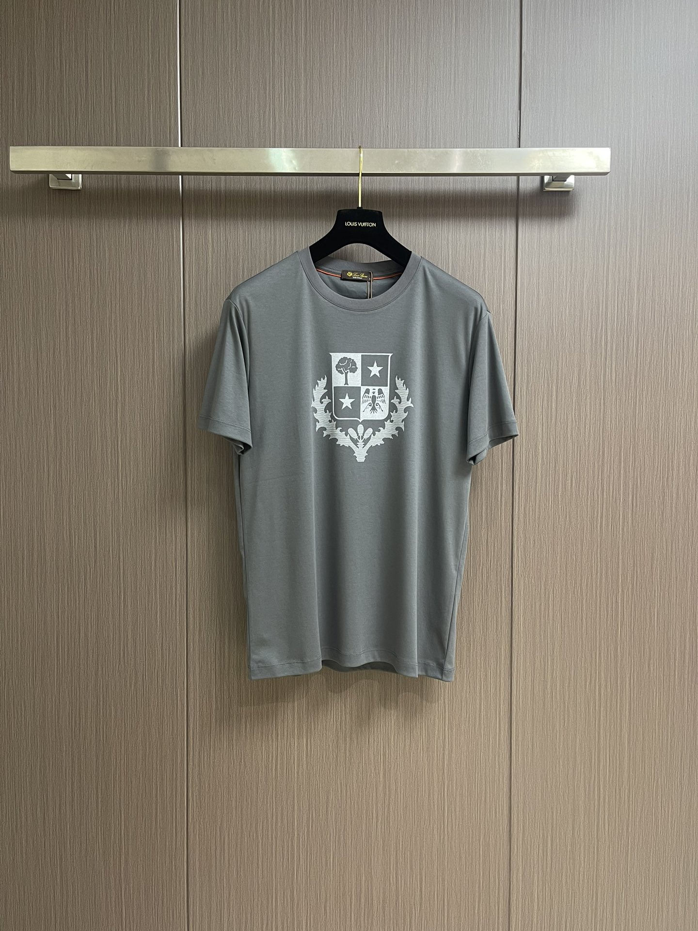 NO:162347,LP printed logo round neck short-sleeved T-shirt. The fabric is made of high-string long-length cotton. The upper body is silky, breathable and has a good gloss. High-end and textured. The fabric is high. The guaranteed clever feels. Orders for full-quality quality. Highly recommended in spring and summer. Sizes M-3XL, loro piano, T-shirt,tees, t-shirt,alexander wang19860909LP 印花Logo标识圆领短袖T恤 面料采用高支长绒棉材质 上身丝滑 透气 又有很好的光泽感 高档而显质感 面料的支数高 保证的衣服挺括感 全品相的订单 春夏强烈推荐.尺码M-3XL,,loro piana,T-shirt,tees，t-shirt,alexander wang,Men's clothing