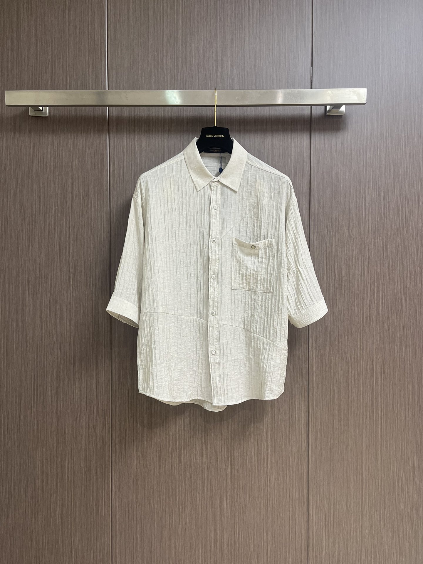 NO:162350,LV 2025SS summer new short-sleeved shirt, customized tense thread, soft and light fabric, super comfortable upper body, all accessories are customized original accessories, high-end and atmospheric must-have this summer. Size M-XXL, louis vuitton,shirts,T-shirt,alexander wang19860909LV 2025SS夏季新款短袖衬衫,定制的天丝麻料,面料柔软轻盈,上身超级舒服,辅料五金全是定制原版配件,高端大气今年夏天必备的一款.尺码M-XXL,,louis vuitton,shirts,T-shirt,alexander wang,Men's clothing