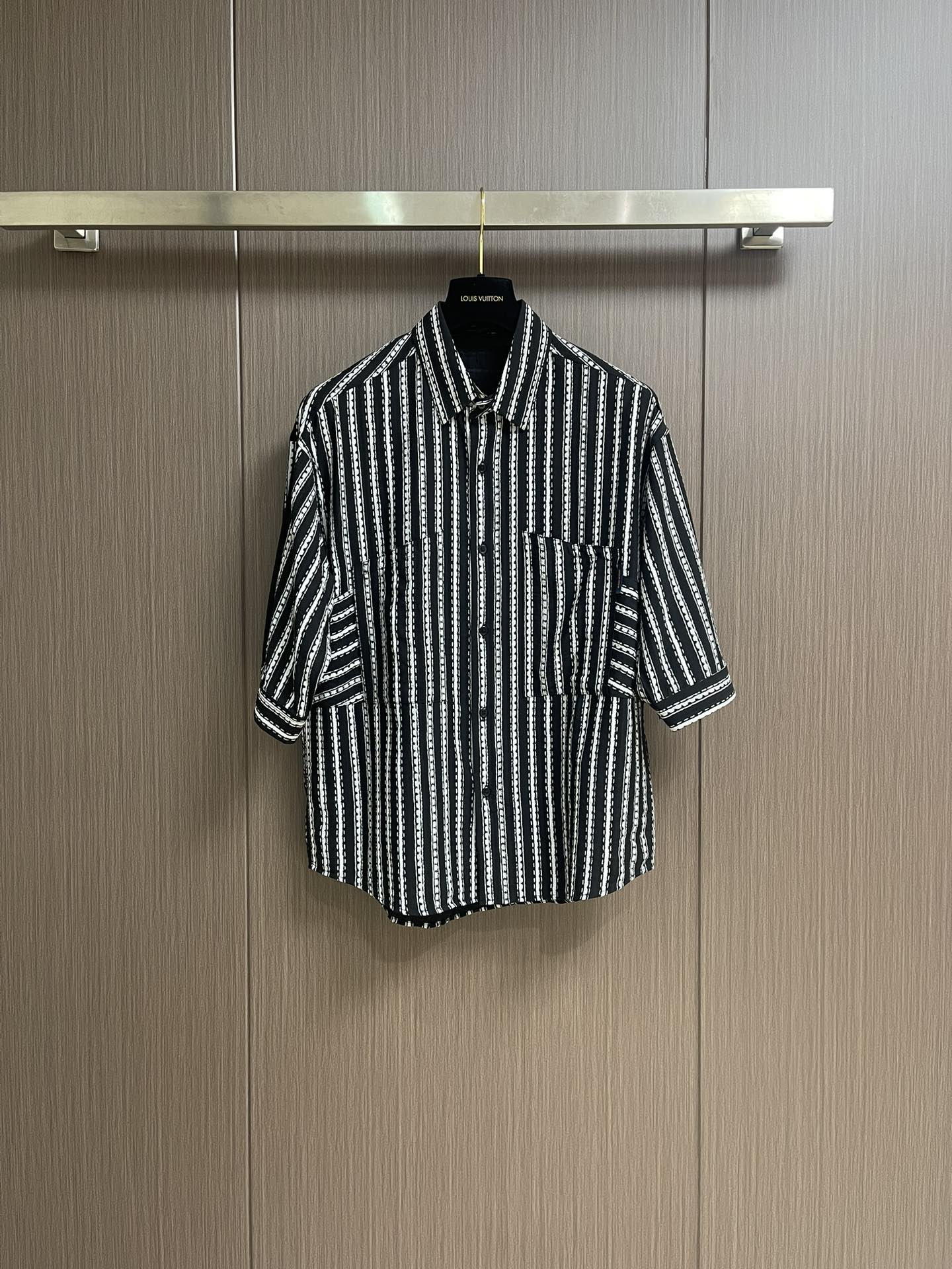 NO:162346,LV Spring and summer new catwalk loose short-sleeved shirt, new striped pattern interpretation, brand logo letter label, neat tailoring style interpretation of body style. Loose style, whether it is worn outside or inside, perfect details processing. Size M-XXL,,louis vuitton,shirts,T-shirt,alexander wang19860909LV 春夏新款走秀款宽松短袖衬衫 全新条纹图案演绎,品牌logo字母标签,利落剪裁版型演绎体闲风格.宽松版型,无论是外穿或内搭都非常有艺术感 完美细节处理.尺码M-XXL,,louis vuitton,shirts,T-shirt,alexander wang,Men's clothing