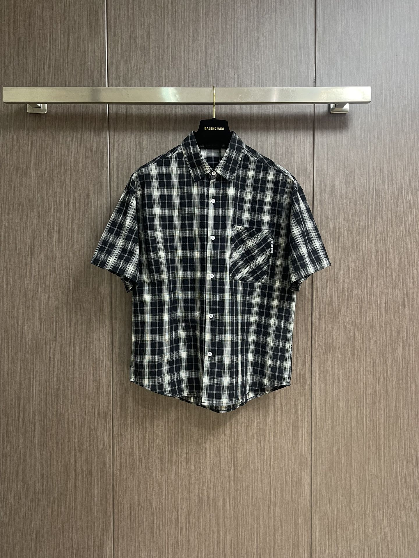 NO:162348,Balenciaga plaid short-sleeved shirt, custom gray-black plaid cotton fabric, with back brand letter printing, curved sleeve hem, placket engraved button design. It can be matched with the bottoms of the same season to create a fashionable look, and use various occasions to customize auxiliary materials, complete three standards, the same style as men and women!  Size M-XXL, balenciaga,shirts,T-shirt,alexander wang19860909balenciaga 格纹短袖衬衫,定制灰黑相间格纹棉质面料,采用后背品牌字母印花,弧形衣袖下摆,门襟刻字纽扣设计.能与同季下装搭配营造时尚造型,驾驭各种场合,定制辅料,三标齐全,男女同款！尺码M-XXL,,balenciaga,shirts,T-shirt,alexander wang,Men's clothing