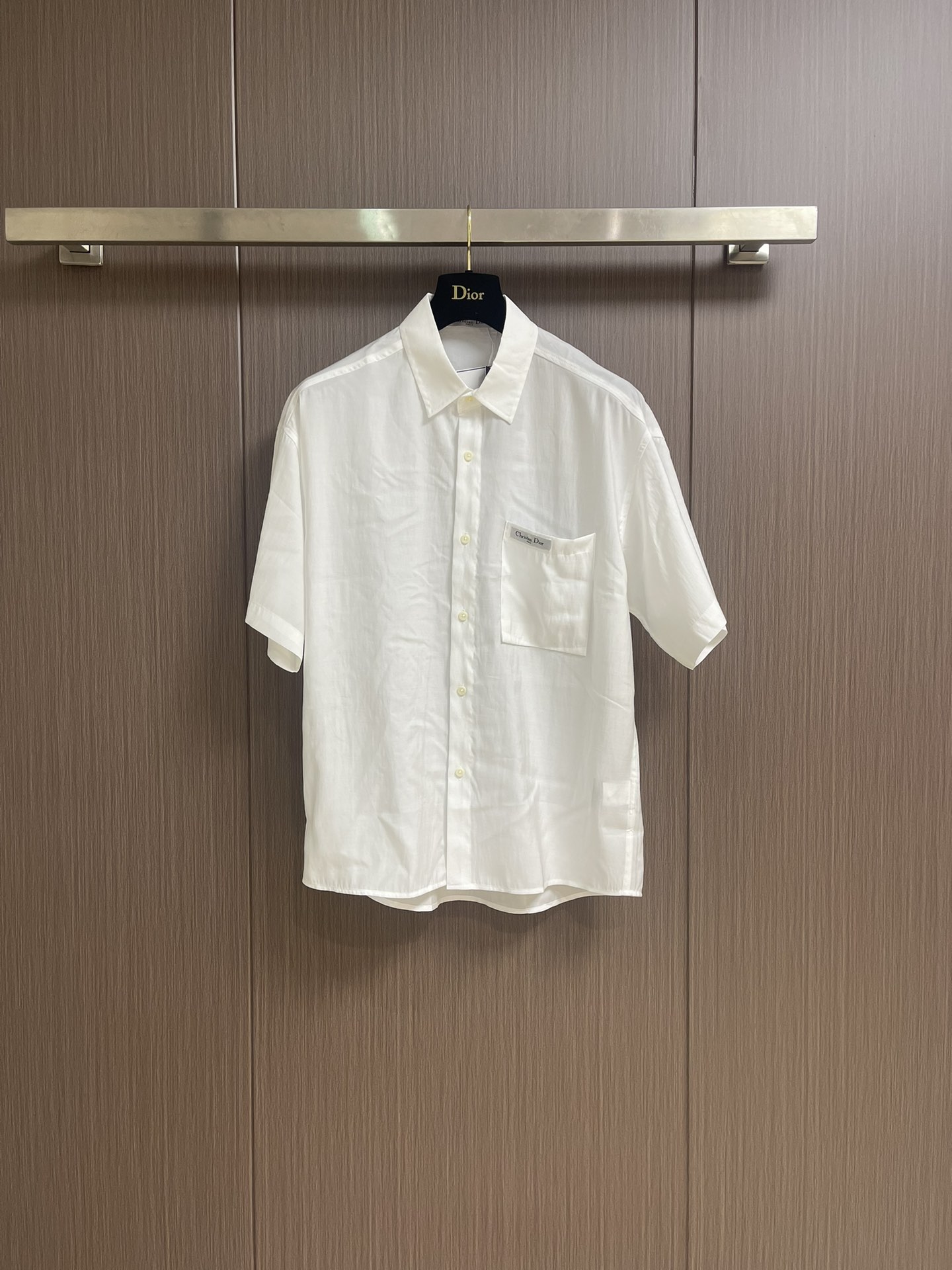 NO:162352,Dior 2025ss Spring and Summer New Short-sleeved Shirt, the comfort of this fabric can be os style when worn, and it looks good for both men and women. It is definitely a surprise to the upper body!  Match series I really love one!  No matter how you wear it, there is no minefield!  Size M-XXL, dior,shirts,T-shirt,alexander wang19860909Dior 2025ss春夏新款短袖衬衫,这个面料的舒适度 当穿都可os版型 男女穿都好看 上身绝对惊喜的一款！搭配系列 真的非常爱的一款！怎么穿都没有雷区！尺码M-XXL,,dior,shirts,T-shirt,alexander wang,Men's clothing