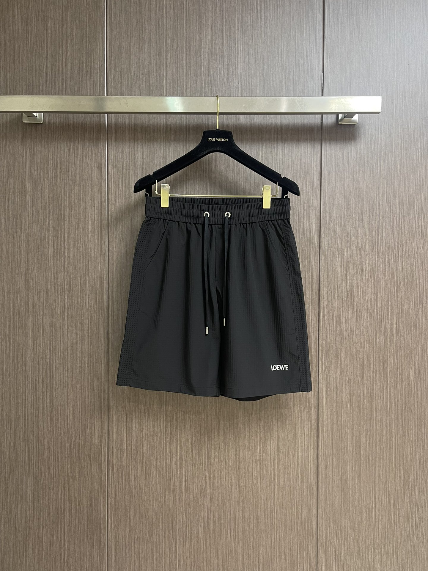 NO:162354,Loewe men's casual shorts, one that you can definitely close your eyes. This pants are very versatile, elastic waist, and can be worn for daily work. They are the perfect combination of fashionable and casual and outdoor sports, so whether you wear them normally or outdoors, they are your best choice. Extreme comfort and quick sweating are the most popular key points, improving the comfort of wearing and suitable for aerobics and trail running conditions. This style is a jogging casual pants with an extremely wide range of applications, allowing you to naturally maintain a love for sports in summer, or you can wear them in casual life. Size L-3XL, loewe, shorts, alexander wang19860909Loewe 男士休闲短裤,绝对可以闭眼收的一款,此款裤子非常百搭,弹力腰围,日常上班 户外运动都可以穿着,是时尚休闲与户外运动的完美结合,所以无论您平时穿或者户外穿都是您的最佳选择.极致舒适和快速排汗是备受青睐的重点,提升穿着舒适度,适合有氧运动和越野跑条件下穿着,此款是一件适用范围极其广泛的跑步休闲裤,让你在夏天自然可以保持对运动热爱,也可以在休闲生活中穿着 尺码L-3XL,,loewe,shorts,alexander wang,Men's clothing