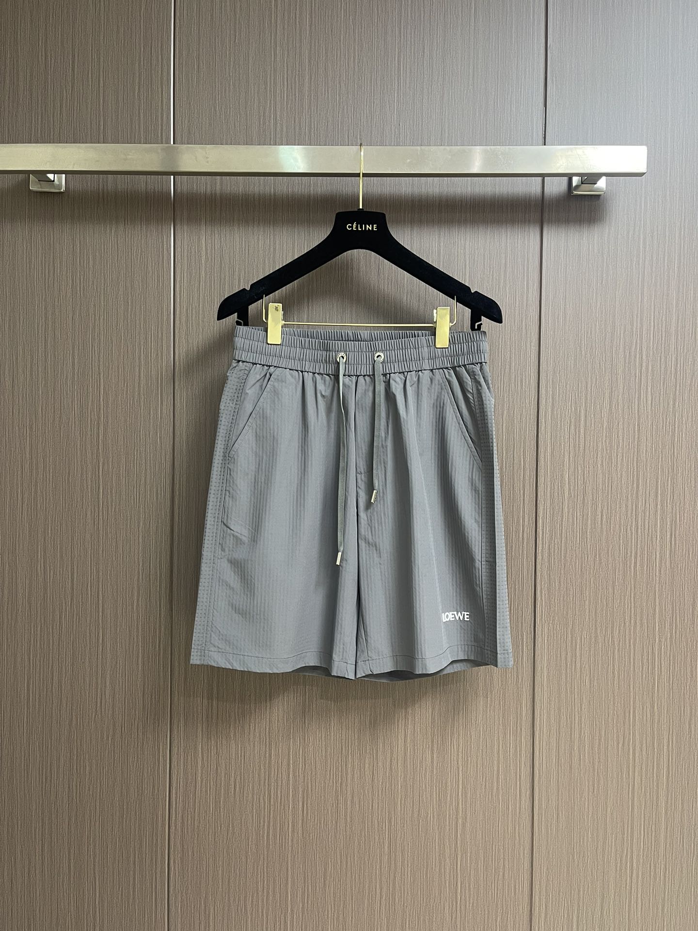 NO:162356,Loewe men's casual shorts are definitely one that you can check with your eyes closed. This pants are very versatile, elastic waist, and can be worn for daily work and outdoor sports. It is a perfect combination of fashionable leisure and outdoor sports, so whether you wear them normally or outdoors, it is your best choice. Extreme comfort and quick sweating are the most popular key points, improving the comfort of wearing and suitable for aerobics and trail running conditions. This style is a running casual pants with an extremely wide range of applications, allowing you to naturally maintain a love for sports in summer, or you can wear them in casual life. Size L-3XL,,loewe, shorts,alexander wang19860909Loewe 男士休闲短裤,绝对可以闭眼收的一款,此款裤子非常百搭,弹力腰围,日常上班 户外运动都可以穿着,是时尚休闲与户外运动的完美结合,所以无论您平时穿或者户外穿都是您的最佳选择.极致舒适和快速排汗是备受青睐的重点,提升穿着舒适度,适合有氧运动和越野跑条件下穿着,此款是一件适用范围极其广泛的跑步休闲裤,让你在夏天自然可以保持对运动热爱,也可以在休闲生活中穿着 .尺码L-3XL,,loewe,shorts,alexander wang,Men's clothing