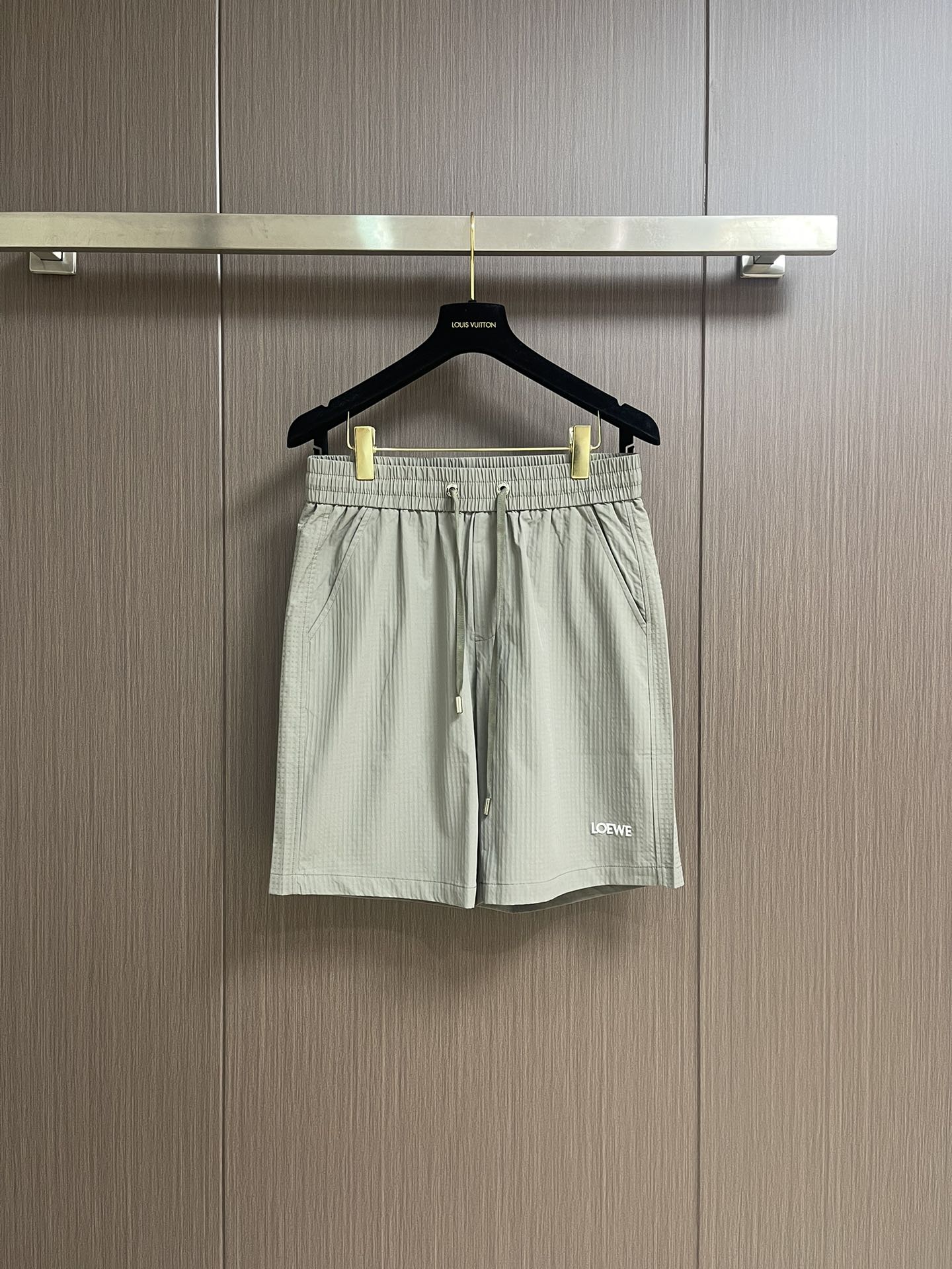 NO:162358,Loewe men's casual shorts, one that you can definitely close your eyes. This pants are very versatile, elastic waist, and can be worn for daily work. They are the perfect combination of fashionable and casual and outdoor sports, so whether you wear them normally or outdoors, they are your best choice. Extreme comfort and quick sweating are the most popular key points, improving the comfort of wearing and suitable for aerobics and trail running conditions. This style is a jogging casual pants with an extremely wide range of applications, allowing you to naturally maintain a love for sports in summer, or you can wear them in casual life. Size L-3XL, loewe, shorts, alexander wang19860909Loewe 男士休闲短裤,绝对可以闭眼收的一款,此款裤子非常百搭,弹力腰围,日常上班 户外运动都可以穿着,是时尚休闲与户外运动的完美结合,所以无论您平时穿或者户外穿都是您的最佳选择.极致舒适和快速排汗是备受青睐的重点,提升穿着舒适度,适合有氧运动和越野跑条件下穿着,此款是一件适用范围极其广泛的跑步休闲裤,让你在夏天自然可以保持对运动热爱,也可以在休闲生活中穿着 尺码L-3XL,,loewe,shorts,alexander wang,Men's clothing