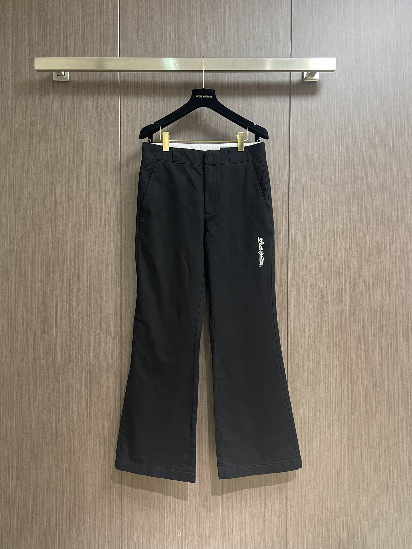 NO:162355,LV stickered with horn casual pants, custom silk-like cotton cleverly extends visual lines with horn cut, using imported machine embroidery technology. Use advanced computer control systems and precision mechanical components to realize handwritten Louis Vuitton embroidery logo operation, soft light washing process Through specific chemical and logistics treatment, the surface of the fabric has a soft luster, and a bit of gentleness is added. The overall line is straight and delicate, the fabric is comfortable and soft, and the color is consistent and has no color difference. It can be matched with the same style to create a fashionable look, and can handle various occasions, customize auxiliary materials, complete three standards, and the same style for men and women!  Size 46-48-50-52, louis vuitton,louis vuitton,alexander wang19860909LV 贴饰喇叭休闲裤,定制丝韵精棉以喇叭剪裁巧妙延长视觉线条采用进口机刺绣工艺 使用先进的计算机控制系统和精密的机械部件 实现手写体路易威登刺绣标识作业,柔光洗水工艺 通过特定的化学和物流处理 使面料表面呈现出柔和的光泽 又增添了几分温婉的气息,整体走线平直细腻,面料舒适柔软,颜色一致无色差 能与同款搭配营造时尚造型,驾驭各种场合,定制辅料,三标齐全,男女同款！尺码46-48-50-52,,louis vuitton,louis vuitton,alexander wang,Men's clothing