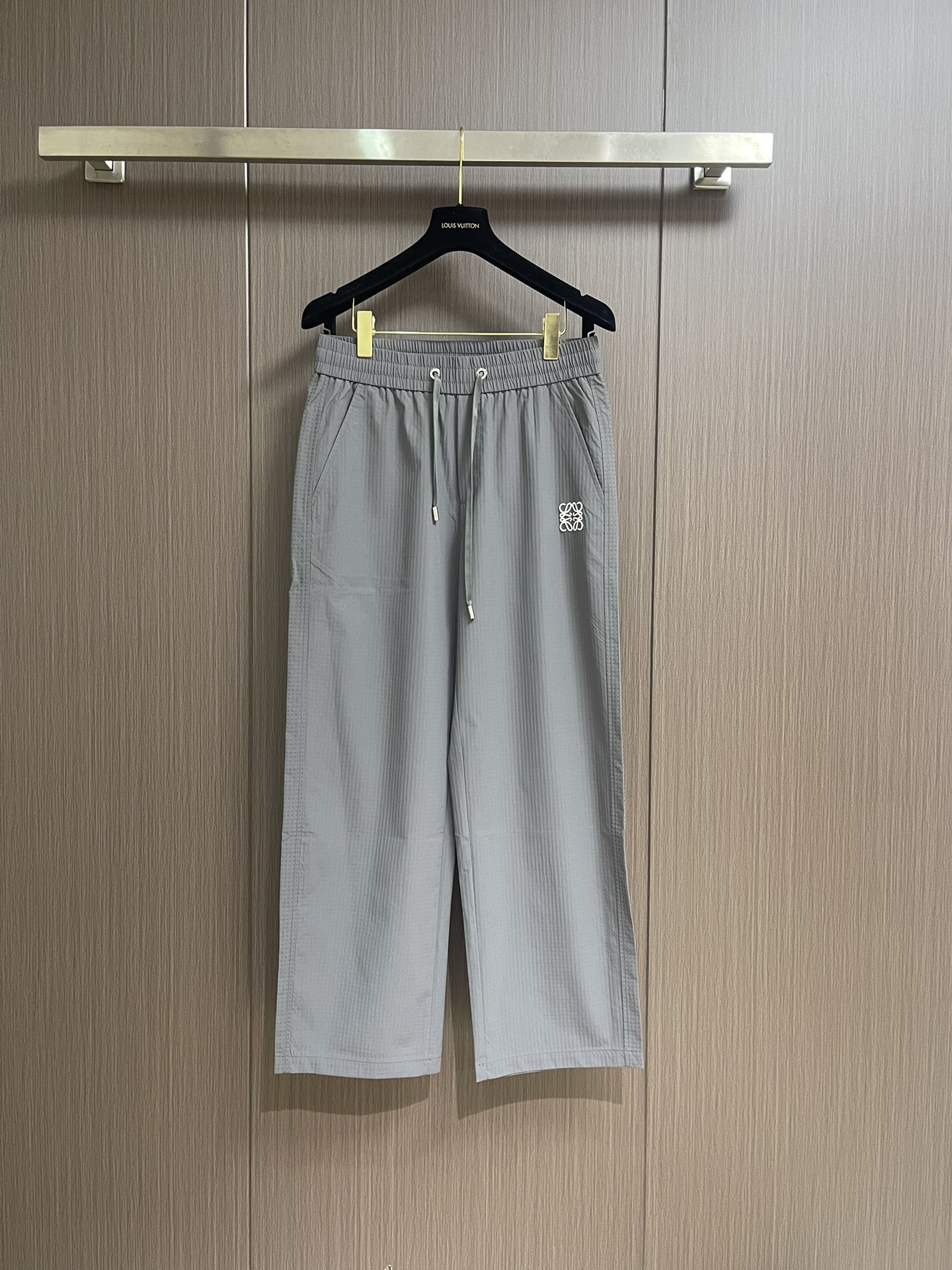 NO:162360,Loewe's new logo logo for sports and casual straight-leg sweatpants!  Comfortable and relaxed sports and leisure!  Classic and versatile, breaking the boredom of previous years, it is more youthful and fashionable, and has an added trendy style that keeps pace with the times!  Loose cut, two side pockets, original creation, restoration of wiring details, exquisite workmanship at the counter level. Super good style. Size M-3XL, loewe, alexander wang19860909Loewe 新款logo标识运动休闲直筒卫裤！舒适轻松运动休闲集一体！经典百搭,打破往年的枯燥乏味更为年轻时尚,多了一份与时俱进的潮流范儿！宽松裁剪,两个侧口袋,原版打造,走线细节还原,专柜级别精致做工.版型超级好.尺码M-3XL,,loewe,alexander wang,Men's clothing