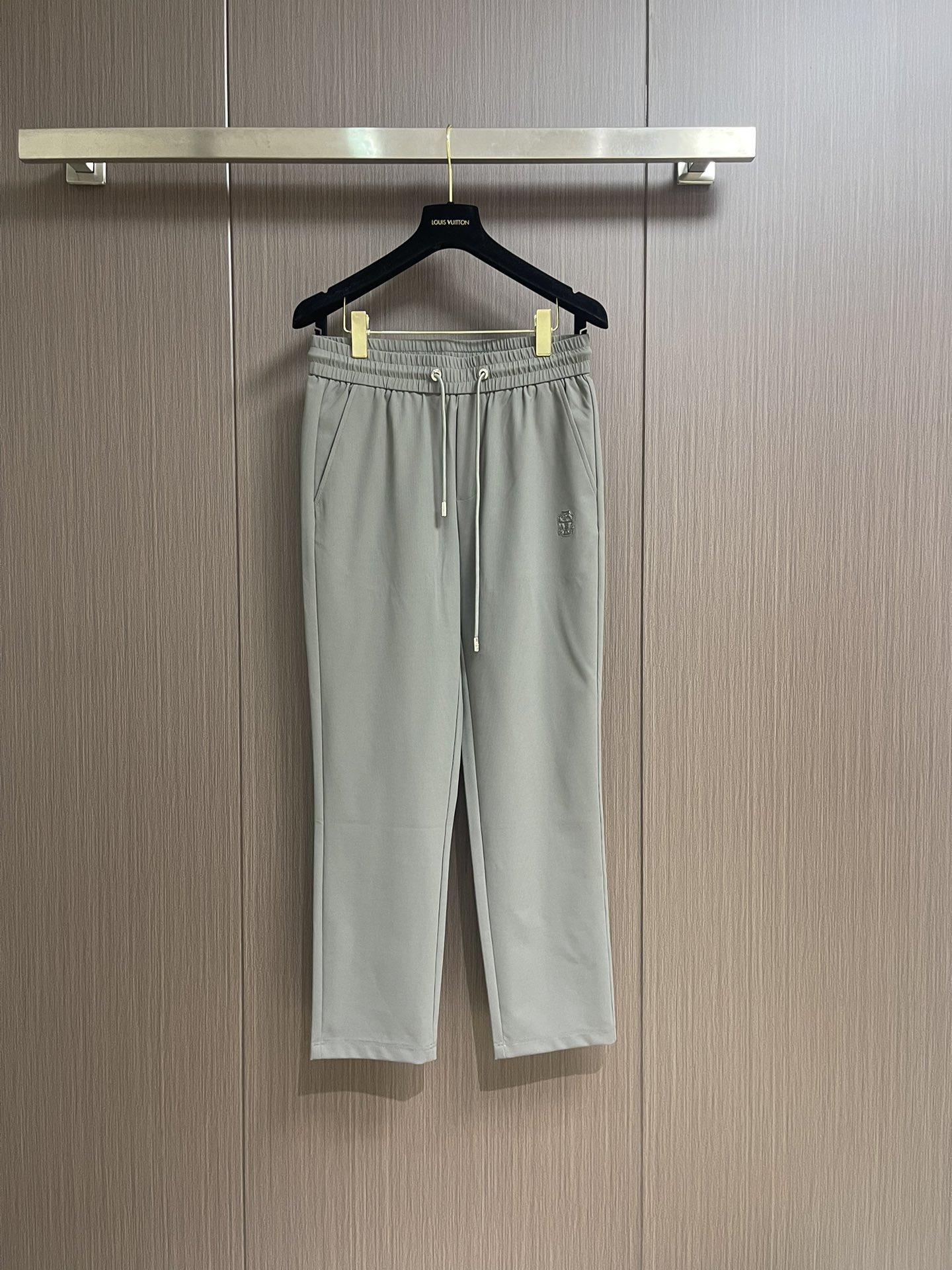 NO:162349,BC brunello cucineli brunello.  Cucinelli New casual pants, customized fabric, breathable and comfortable, impeccable details, brand element design concept, reflecting high quality. The feel is delicate and soft!  It is casually cut, with a great upper body style!  Size M-3XL, brunello cucinelli, alexander wang19860909BC brunello cucineli 布鲁内洛．库奇内利 新款休闲裤,定制面料 透气舒适度高,细节无可挑剔,品牌元素设计理念,体现高品质.手感细腻柔软！呈现休闲裁剪,上身版型超赞！尺码M-3XL,,brunello cucinelli,alexander wang,Men's clothing