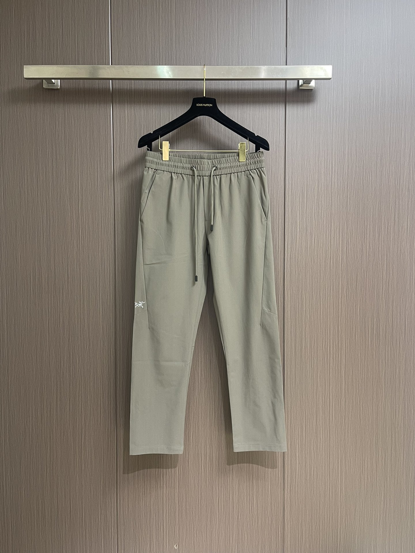 NO:162351,aycteryx 2025fw embroidered logo casual trousers high-end 32s double yarn 380g terry fabric, heavyweight fabric Customized pull-up ribbed same cylinder and dyed three standards Complete men and women Size M-3XL, arc'teryx, alexander wang19860909aycteryx 始祖鸟 2025fw 刺绣logo休闲卫裤 高端32s双纱380克毛圈面料,重磅面料 定制拉架罗纹同缸同染 三标齐全 男女同款 尺码M-3XL,arc'teryx,alexander wang,Men's clothing