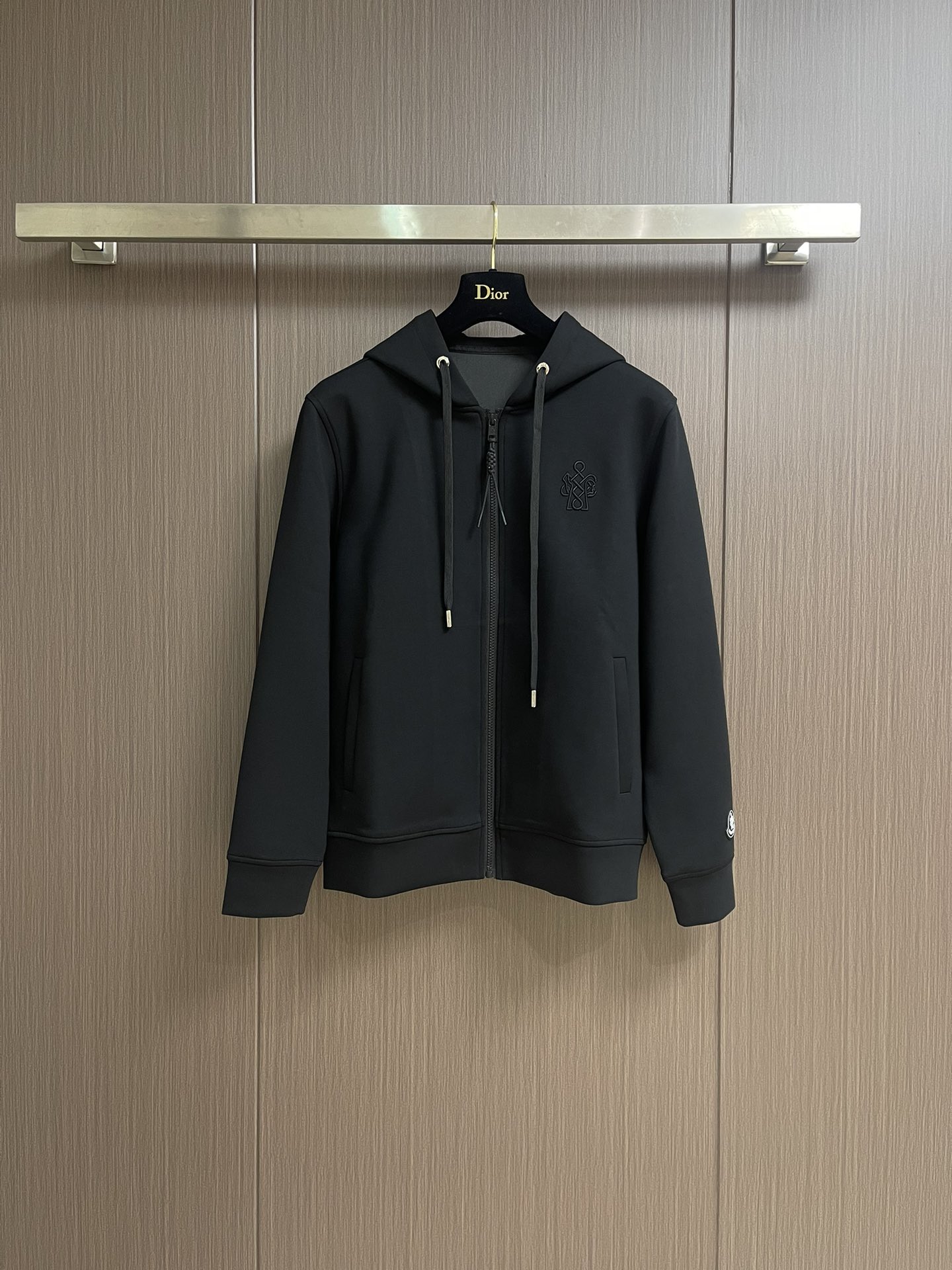 NO:162353,Tops, pants, complete set of MONCLER 2025SS casual hooded zipper sweatshirts and pants suit, clean and neat tailoring, urban style, using fine custom fabrics that feel soft and dry, and the upper body effect is crisp and stylish. The hardware is exquisite, and the color-blocking design is very good. Size M-3XL, christian louboutin, hoodie, sweatshirts, hats, alexander wang19860909上衣 裤子 整套 MONCLER 2025SS休闲连帽拉链卫衣卫裤套装,干净利落剪裁,都市风十足采用精品定制面料手感软糯干爽,上身效果挺括有型.五金精致,拼色设计非常好看.尺码M-3XL,,christian louboutin,hoodie,sweatshirts,hats,alexander wang,Men's clothing