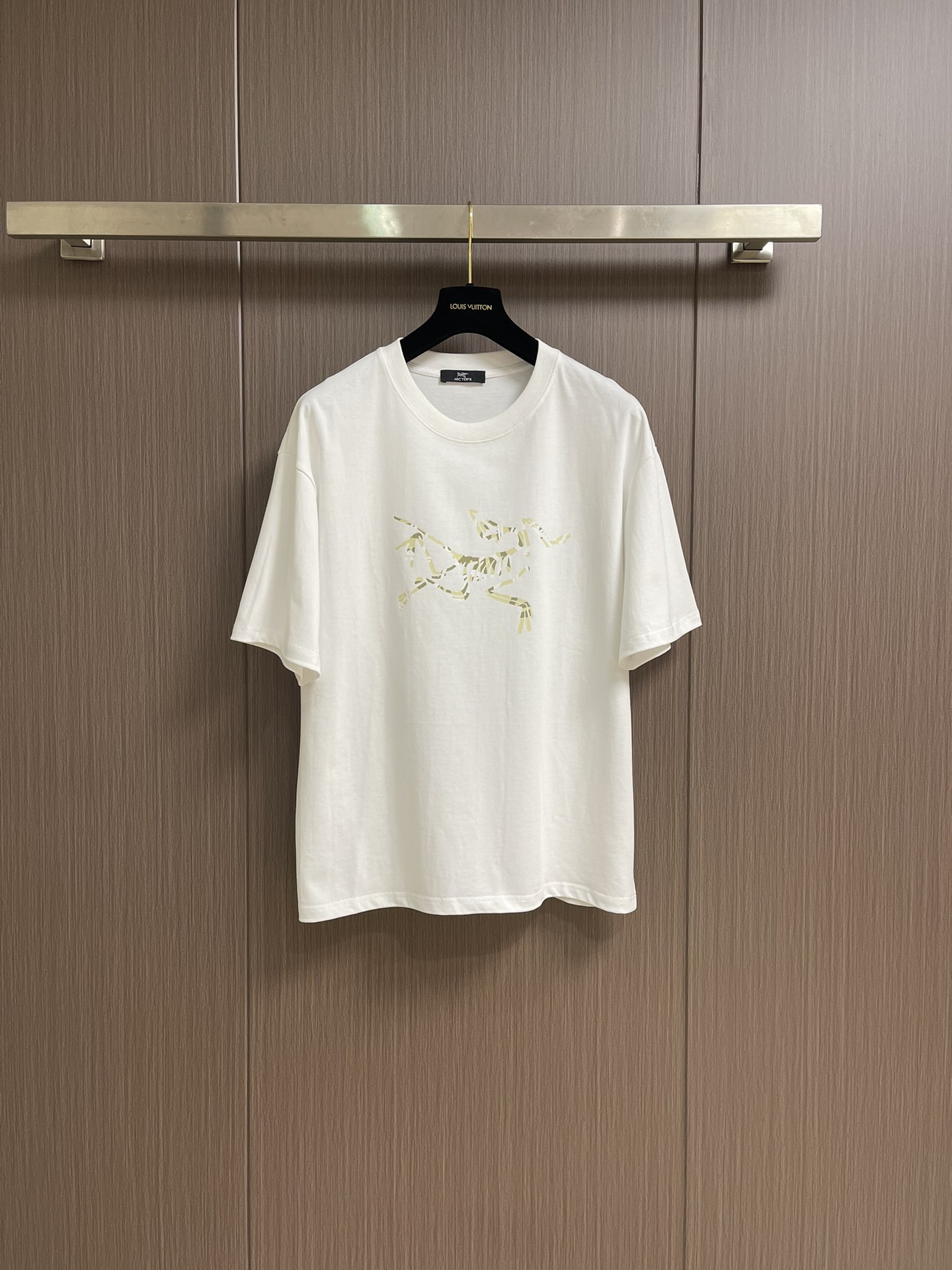 NO:162363,arcteryx FW spring and summer new round neck T-shirt, three-dimensional half-sleeved pure cotton base, glutinous and skinny, soft and tough. Processing, toughness and wrinkle resistance have been greatly improved. The tailoring is very good, the three-dimensional offset printing process on the chest logo is extremely recognizable. A must-have item for single-wearing base. Size S-XXL, arc'teryx,tees, t-shirt,alexander wang19860909arcteryx 始祖鸟 FW春夏新品圆领T恤,立体感半袖纯棉打底,手感面糯有骨感,柔而有韧性.工艺处理,韧性和抗皱性能得到大幅度提高.剪裁很到位,胸前logo立体胶印工艺,辨识度极高.单穿打底必备单品.尺码S-XXL,arc'teryx,tees，t-shirt,alexander wang,Men's clothing