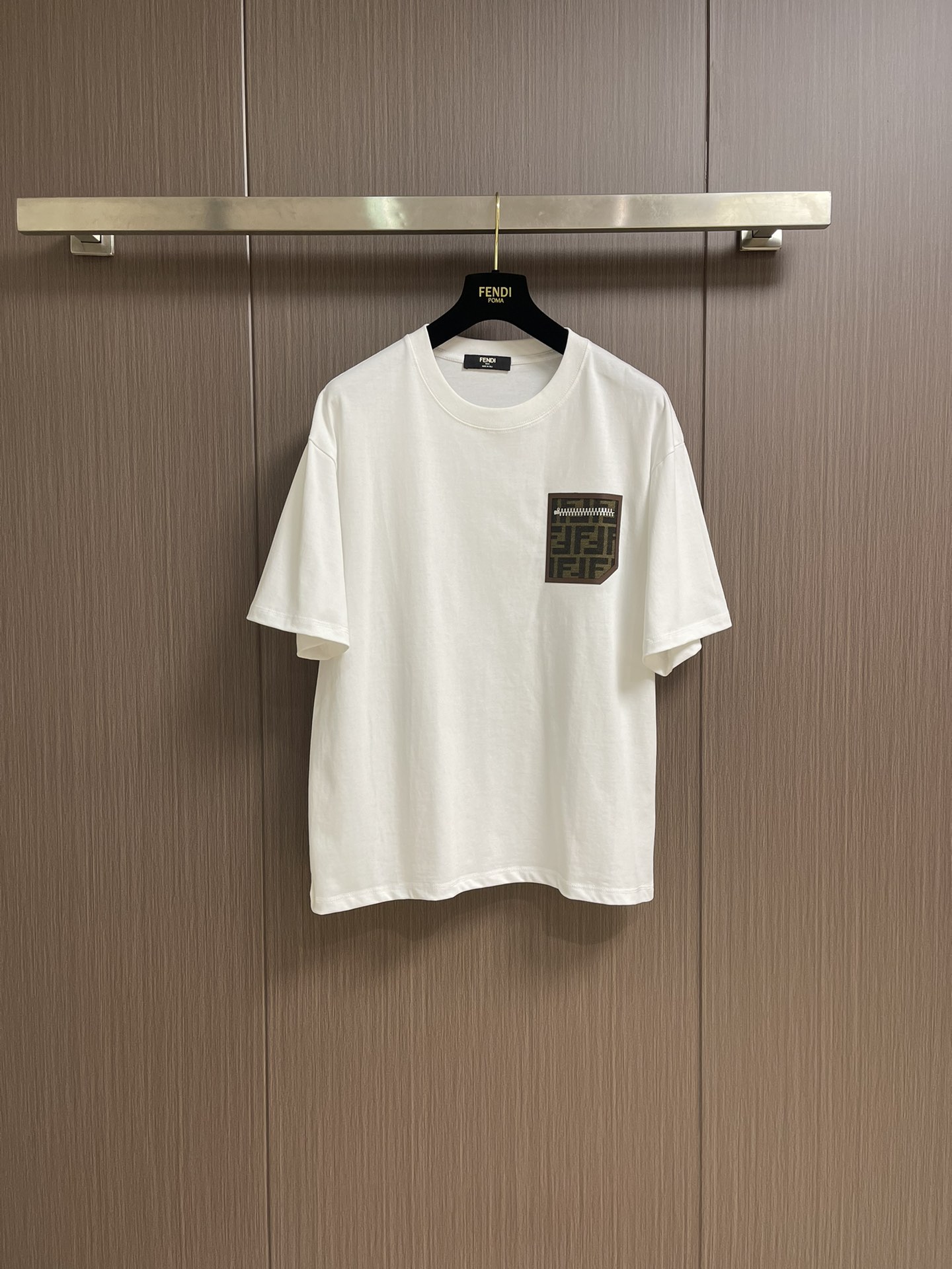 NO:162364,Fendi Ss Monster logo short-sleeved T-shirt, 300g after washing, cotton, front small monster logo logo, neckline with double needle thread, chain bottom pull shoulder bag edge, four-wire dense edge, one inch 13-pin, high-quality workmanship, 1:1 restore Size S-XXL,,fendi, T-shirt,tees, t-shirt,alexander wang19860909Fendi ss小怪兽标识短袖t恤,洗后300g,棉质,前幅小怪兽logo标识,领口采用双针走线,锁链底拉肩包边,四线密边,一寸13针,高品质做工,1:1还原 尺码S-XXL,,fendi,T-shirt,tees，t-shirt,alexander wang,Men's clothing