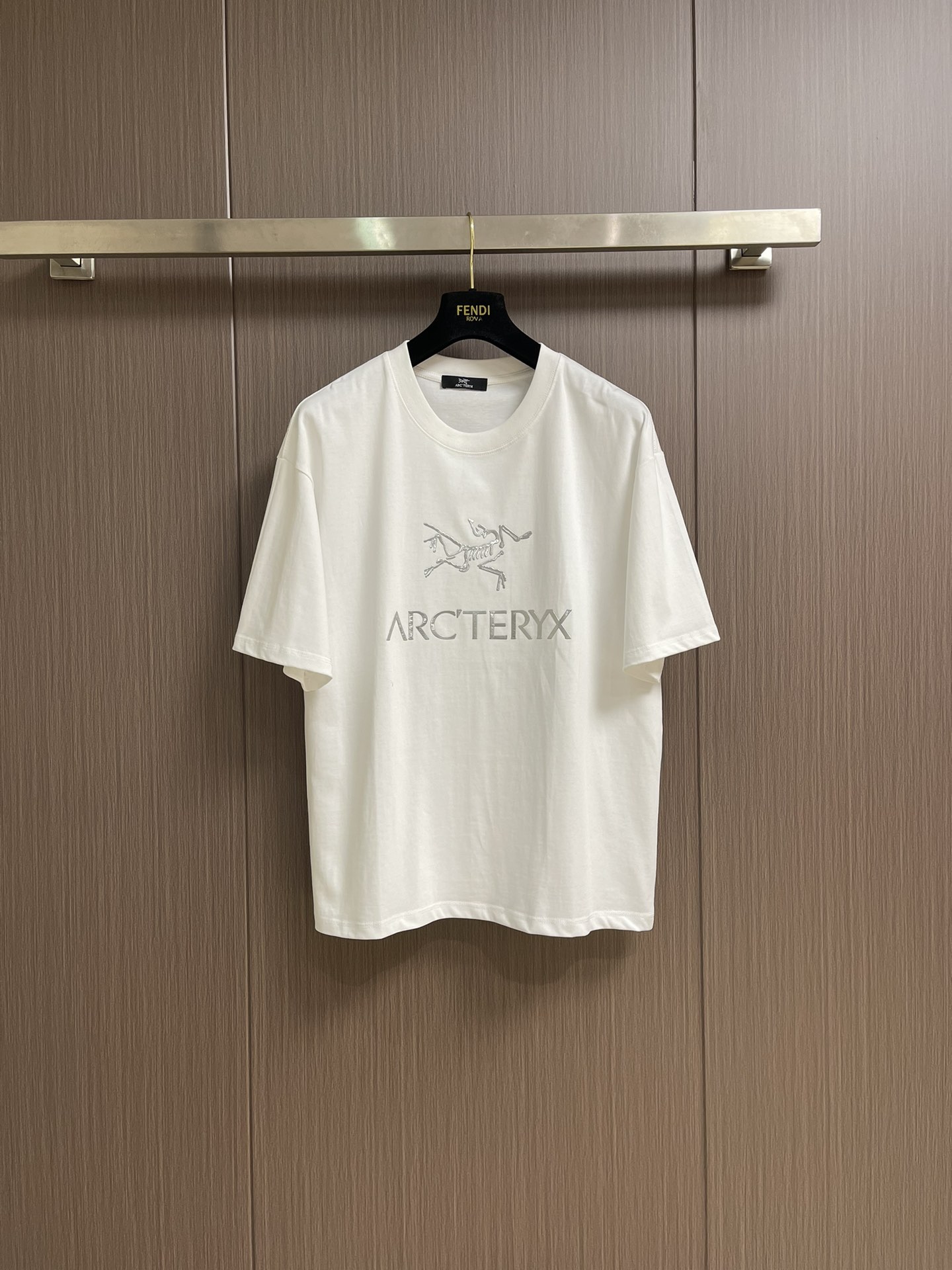 NO:162366,Arcteryx logo printed round neck loose American retro short-sleeved T-shirt. The fabric is made of 40 260g double yarn fabric. The upper body is stylish and the texture is invincible. It is definitely a short-sleeved T-shirt with extremely high cost performance. It is comfortable and breathable, medium thickness. Excellent stretchability, washing resistance, three-dimensionality, simple and handsome, and does not choose the styles worn by people of the age group. Whoever wears them is more handsome, and the original skills are smooth. Size S-XXL, arc'teryx, T-shirt,tees, t-shirt, alexander wang19860909Arcteryx 始祖鸟 logo印花圆领宽松美式复古短袖t恤 面料采用40支260g双纱面料,上身有型,质感无敌,绝对属于性价比极高的一款短袖t恤,舒适透气厚度中等 优良的伸缩性,耐洗性,立体感十足,版型简洁帅气,不挑年龄段人穿的款式、谁穿谁好帅气,原厂技艺流畅.尺码S-XXL,arc'teryx,T-shirt,tees，t-shirt,alexander wang,Men's clothing