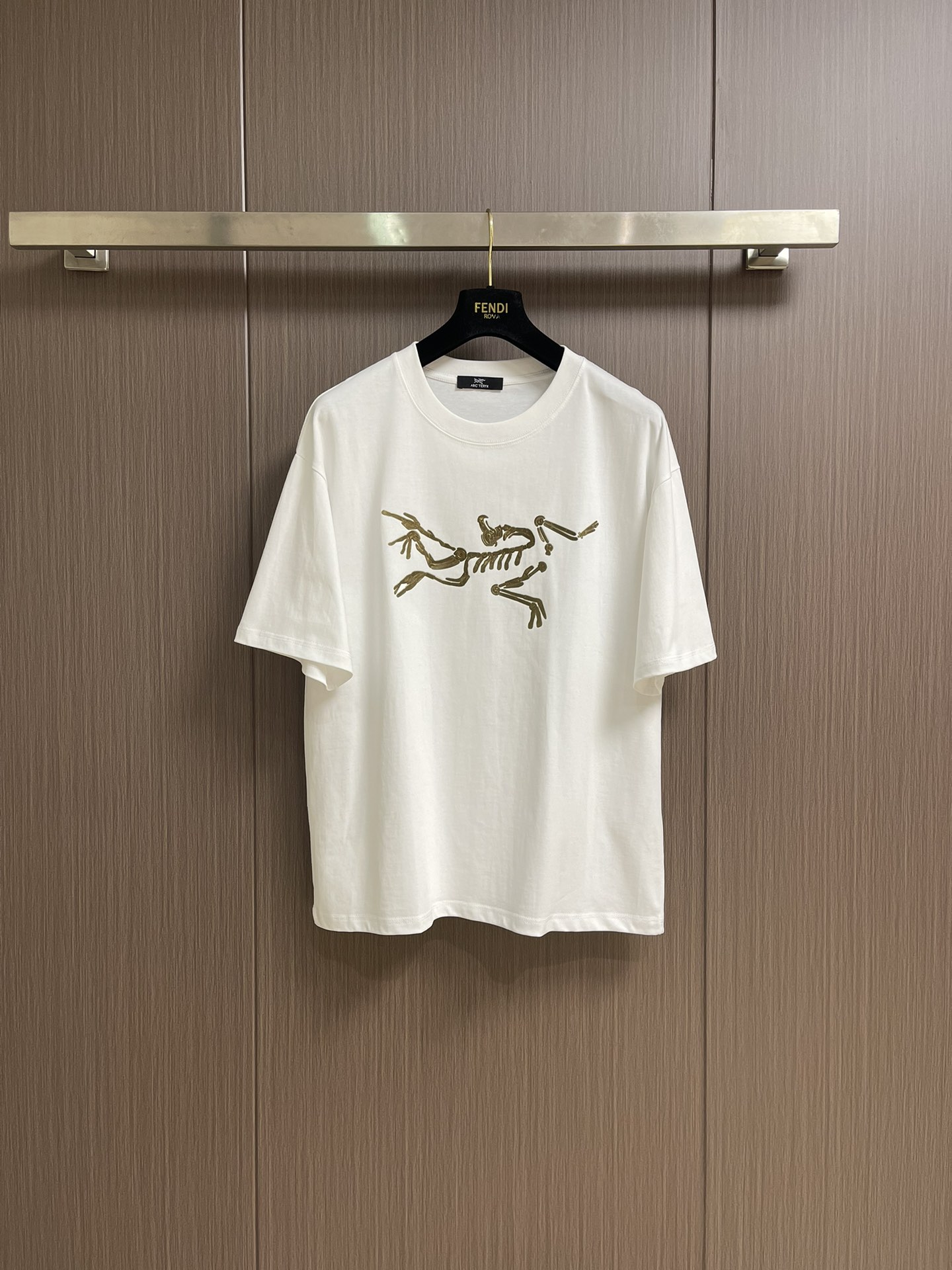 NO:162369,arcteryx FW spring and summer new round neck T-shirt, three-dimensional half-sleeved pure cotton base, glutinous and skinny, soft and tough. Processing, toughness and wrinkle resistance have been greatly improved. The tailoring is very good, the three-dimensional offset printing process on the chest logo is extremely recognizable. A must-have item for single-wearing base. Size S-XXL, arc'teryx,tees, t-shirt,alexander wang19860909arcteryx 始祖鸟 FW春夏新品圆领T恤,立体感半袖纯棉打底,手感面糯有骨感,柔而有韧性.工艺处理,韧性和抗皱性能得到大幅度提高.剪裁很到位,胸前logo立体胶印工艺,辨识度极高.单穿打底必备单品.尺码S-XXL,arc'teryx,tees，t-shirt,alexander wang,Men's clothing