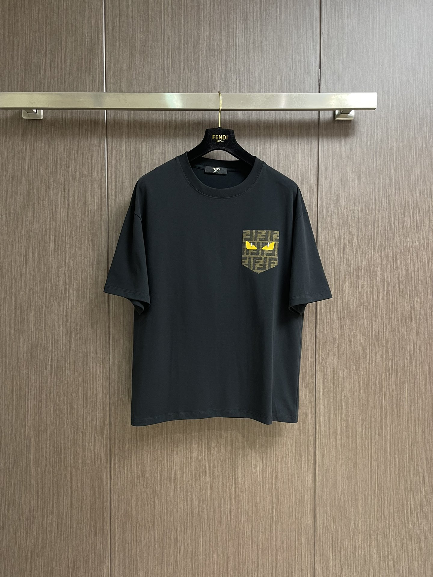 NO:162372,Fendi Ss Monster logo short-sleeved T-shirt, 300g after washing, cotton, front monster logo logo, neckline with double needle thread, chain bottom pull shoulder bag edge, four-wire dense edge, one inch 13-pin, high-quality workmanship, 1:1 restore. Size S-XXL,,fendi, T-shirt,tees, t-shirt,alexander wang19860909Fendi ss小怪兽标识短袖t恤,洗后300g,棉质,前幅小怪兽logo标识,领口采用双针走线,锁链底拉肩包边,四线密边,一寸13针,高品质做工,1:1还原 .尺码S-XXL,,fendi,T-shirt,tees，t-shirt,alexander wang,Men's clothing