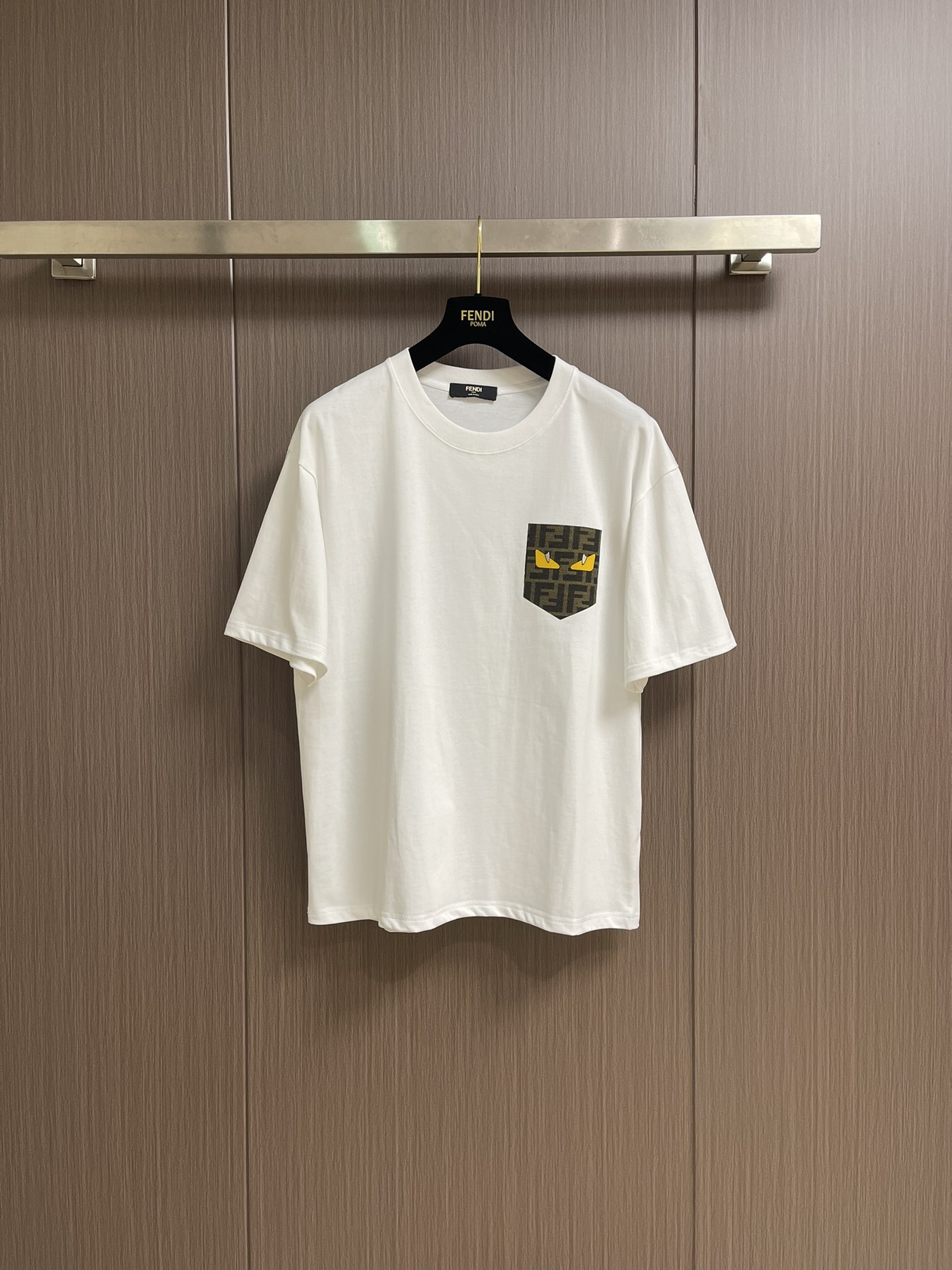NO:162375,Fendi Ss Monster logo short-sleeved T-shirt, 300g after washing, cotton, front small monster logo logo, neckline with double needle thread, chain bottom pull shoulder bag edge, four-wire dense edge, one inch 13-pin, high-quality workmanship, 1:1 restore Size S-XXL,,fendi, T-shirt,tees, t-shirt,alexander wang19860909Fendi ss小怪兽标识短袖t恤,洗后300g,棉质,前幅小怪兽logo标识,领口采用双针走线,锁链底拉肩包边,四线密边,一寸13针,高品质做工,1:1还原 尺码S-XXL,,fendi,T-shirt,tees，t-shirt,alexander wang,Men's clothing