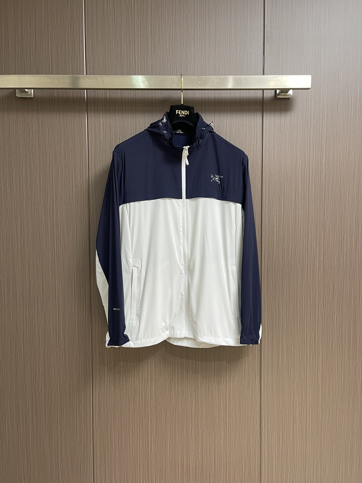 NO:162381,Arcteryx Archaeopteryx ss spring and summer new product, technological fabrics must be used for outdoor anti-ultraviolet high-strength elastic skin coat. Every year, there is a sunscreen coat of this kind of surface. Old customers know that this fabric is easy to wear. Similar to ice-cold fabrics, it is indeed the most suitable to wear in summer, not only outdoor mountaineering and hiking!  It is suitable for tebie to wear casual exercises, ensuring breathable and sweat-free to the greatest extent and being sure not to penetrate the flesh!  Laser breathable black technology   thin nano ice silk sunscreen skin coat!  Size M-XXL,arc'teryx,jackets & coats,hats,alexander wang19860909Arcteryx 始祖鸟 ss春夏新品,科技面料户外必备防紫外线高强弹力皮肤外套 每年都会出一款这种面的防晒衣老顾客都知道这种面料好穿 类似冰爽面料夏天穿起来确实是再合适不过了不但户外登山徒步穿着！平时休闲运动穿起来也是tebie合适连帽,最大程度的保证了透气排汗性而且放心不会透肉 ！激光透气黑科技＋轻薄纳米冰丝防晒皮肤衣！尺码M-XXL,arc'teryx,jackets & coats,hats,alexander wang,Men's clothing