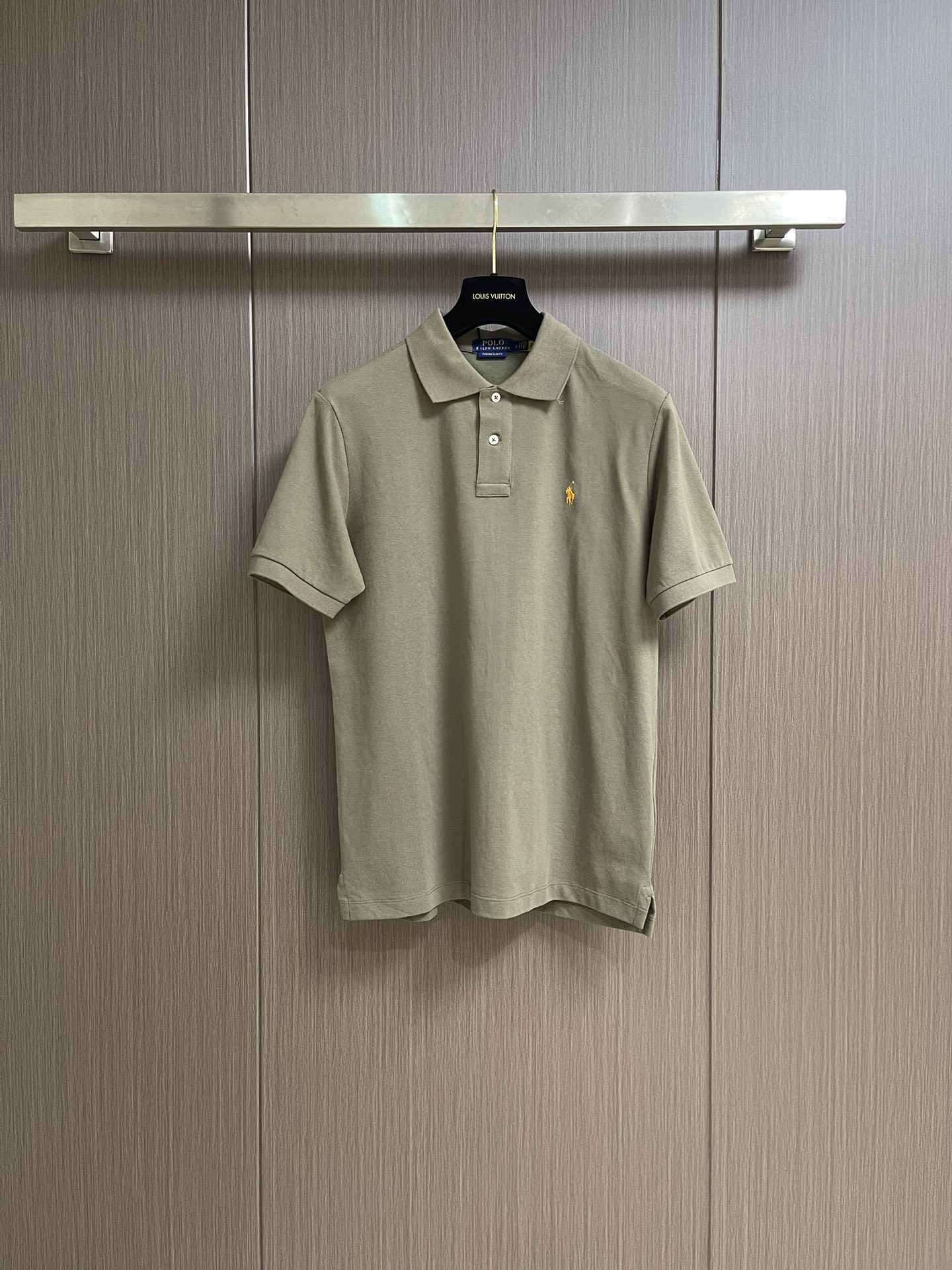 NO:162383,RALPH LAUREN RL SS early spring new short-sleeved polo shirt, customized waffle material, not only soft and comfortable to touch, but also has good breathability and moisture absorption, ensuring that the wearer can stay dry and comfortable in any occasion. The design of the small square lapel is both classic and fashionable, which not only shows the wearer's neck lines, but also adds the layering of the overall shape. The short-sleeved design is suitable for many occasions, whether it is casual or business, and can be easily matched. It is a high-quality item that integrates comfort, fashion and taste. Whether worn by yourself or given to relatives and friends as a gift, it is a very good choice. Size M-XXL, loro piano, T-shirt, alexander wang19860909RALPH LAUREN 拉夫劳伦RL SS早春新款短袖polo衫,定制华夫格材质,不仅触感柔软舒适,还具有良好的透气性和吸湿性,确保穿着者在任何场合都能保持干爽舒适.小方领翻领的设计既经典又时尚,既能展现穿着者的颈部线条,又增加了整体造型的层次感.短袖设计则适合多种场合,无论是休闲还是商务,都能轻松搭配.是一款集舒适、时尚、品味于一体的优质单品,无论是自己穿着还是作为礼物送给亲友,都是非常不错的选择. 尺码M-XXL,,loro piana,T-shirt,alexander wang,Men's clothing