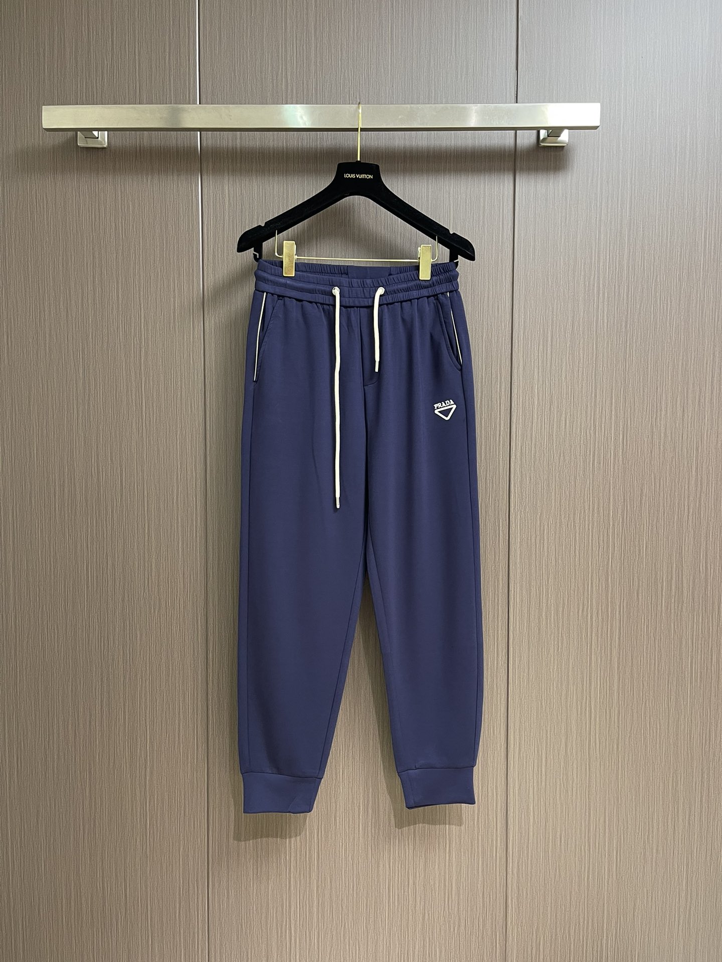 NO:162384,Prada Ss Early Spring New Casual Sleeping Pants Customized original fabric hardware. Classic triangle logo, fashionable and slim pants, slim and stylish, and super comfortable on the upper body!  Thin and soft, versatile and not picky!  Size M-3XL, prada, alexander wang19860909Prada ss早春新款休闲卫裤 定制原版面料五金.经典三角标,时髦显瘦于一体的裤子,修身有型,上身超级舒适！轻薄柔软,百搭又不挑人！尺码M-3XL,,prada,alexander wang,Men's clothing