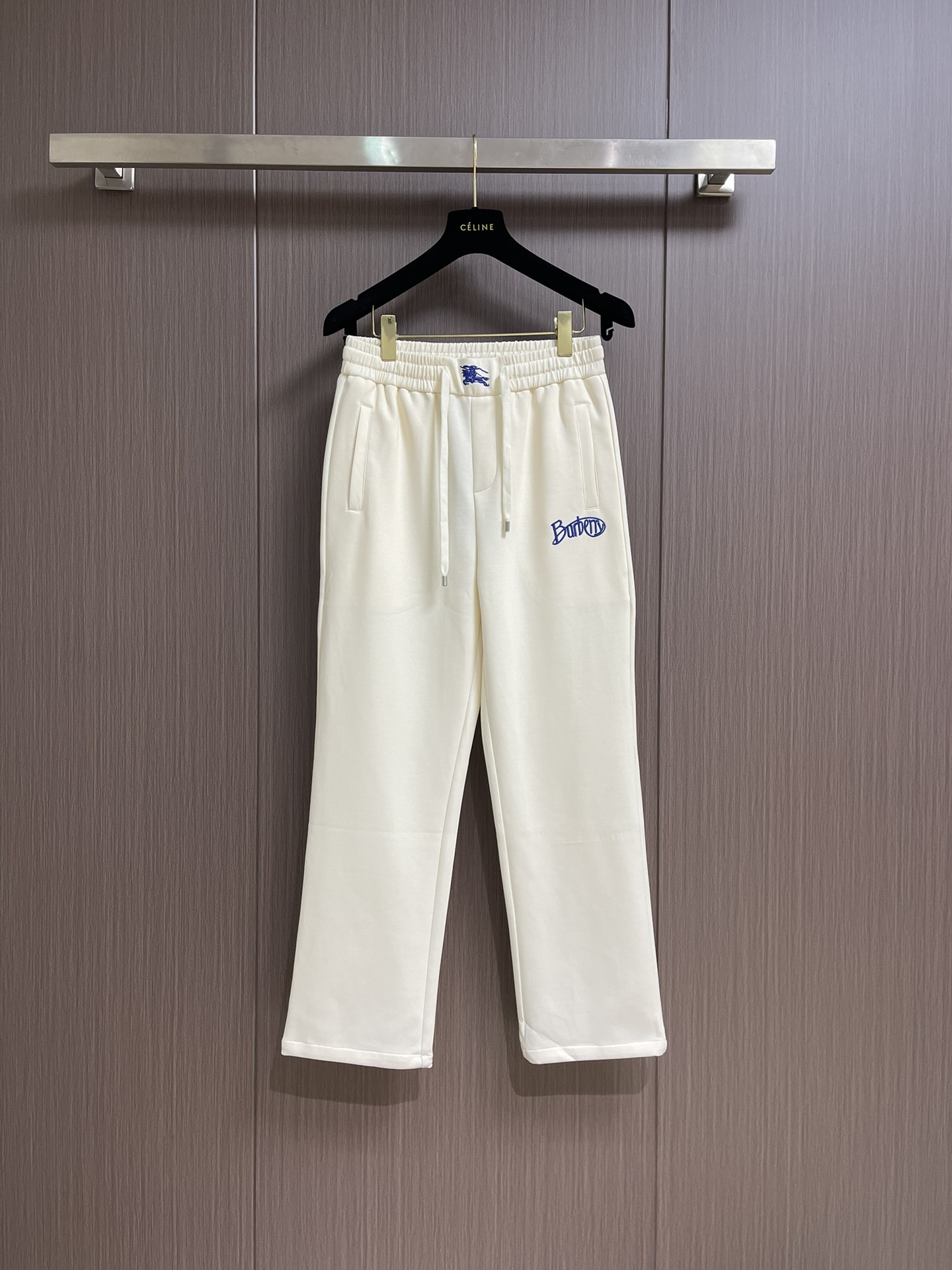 NO:162390,Burberry SS spring and summer new casual pants, using customer-supplied sleeves fabric, the logo of the war horse logo highlights the brand characteristics, the waist pulling design is adjustable at will, the pins are very fine, only imported machines can make it, the upper body is fashionable and generous, and it is easy to match the clothing. Size M-3XL, burberry, alexander wang19860909Burberry SS春夏新款休闲裤,采用客供卫裤面料,战马标logo标志彰显品牌特征,腰部抽身设计随意调节大小,针脚非常细密只有进口机器才能制成,上身时尚大方极易搭配服饰.尺码M-3XL,,burberry,alexander wang,Men's clothing