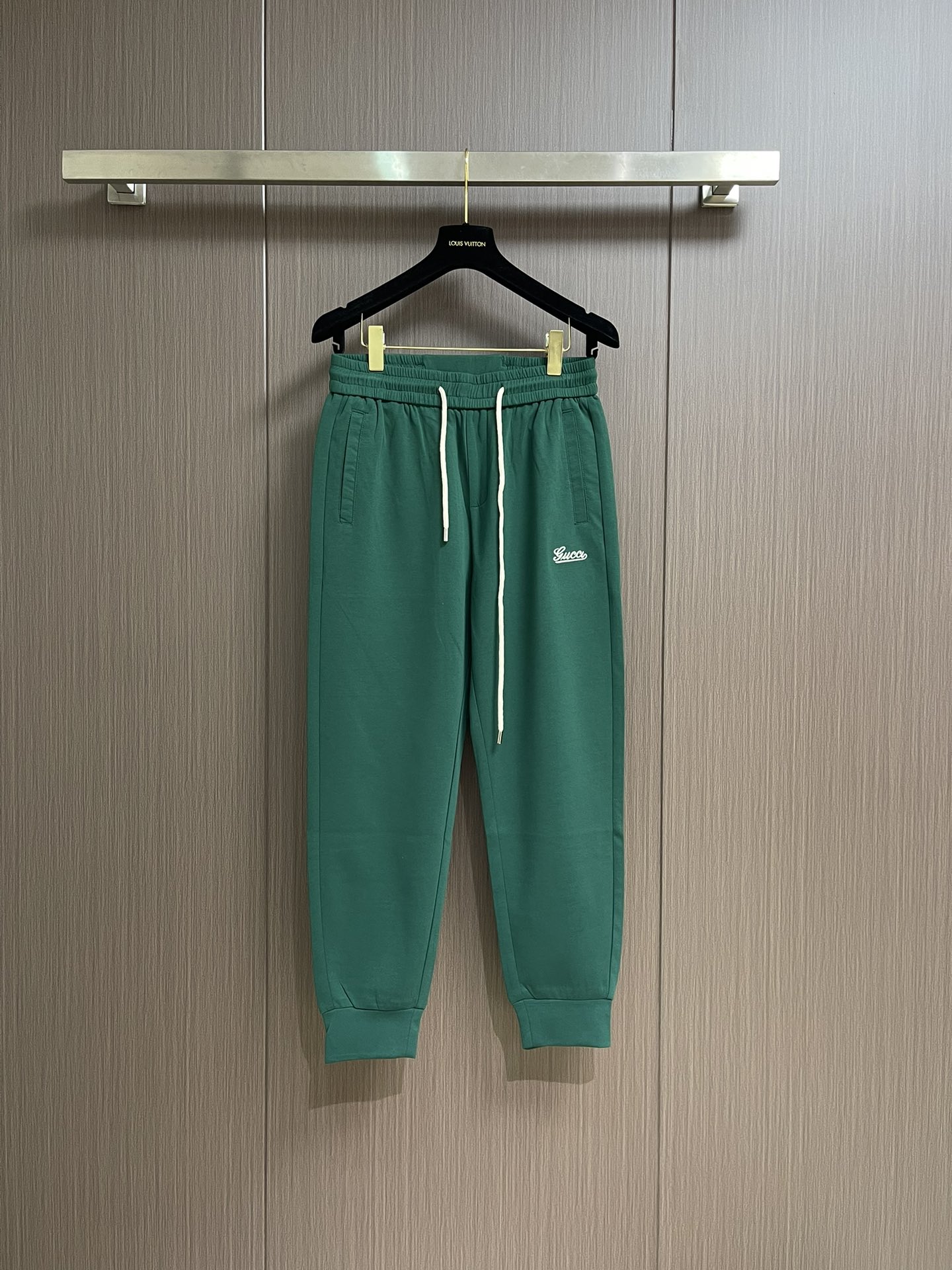 NO:162387,GUCCI SS early spring letter logo terry cotton trousers, comfortable and breathable terry cotton. A couple's item with super high utilization rate, casual and fashionable and sporty style, moderate thickness. It can be worn in spring, autumn and winter!  The overall trousers are not too fancy, classic and trendy. The style is perfectly cut, which is a neat and stylish style, with exquisite and capable sports and leisure, size M-3XL, gucci, alexander wang19860909GUCCI SS早春字母标识毛圈棉卫裤,舒适透气的毛圈棉.上身利用率超高的情侣款单品,休闲时髦兼具运动风格,厚落适中.春秋冬三季可穿！裤装整体没有太花哨的设计,经典又兼备新潮感style.版型裁剪完美,属于利落有型的款,精致干练的运动休闲感,尺码M-3XL,,gucci,alexander wang,Men's clothing