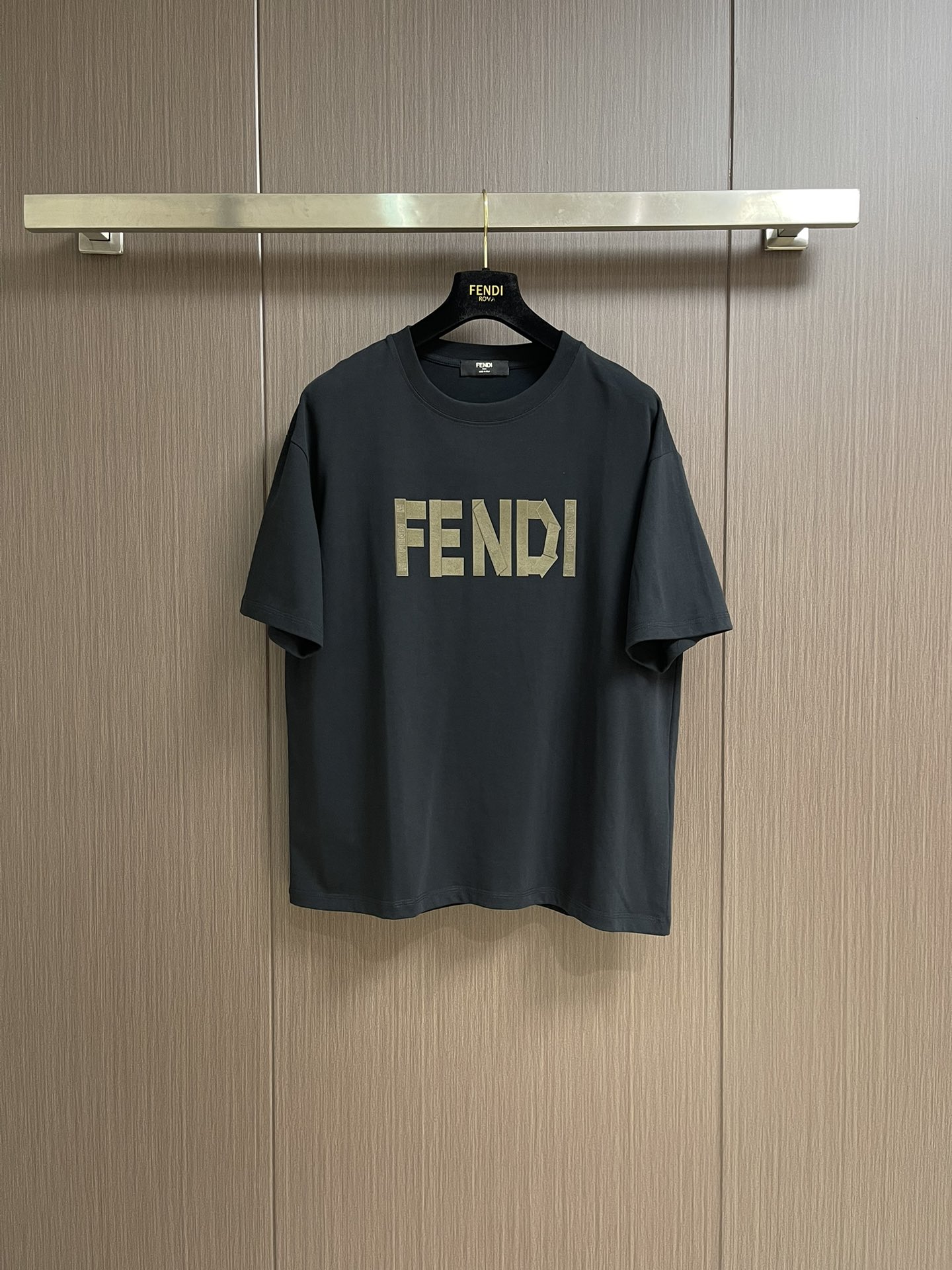NO:162365,FENDI logo logo printed round neck T-shirt, this model is made of 50 double-strand yarn, with logo printed on the chest, wide cuffs and hem, and the front hem has a new mark, exquisite and fashionable!  Size S-XXL, fendi,tees,t-shirt,alexander wang19860909FENDI logo标识印花圆领T恤,本款采用50支双股纱打造,胸前饰以标识印花,宽幅袖口和下摆,前下摆车有新唛,精致时尚！尺码S-XXL,,fendi,tees，t-shirt,alexander wang,Men's clothing