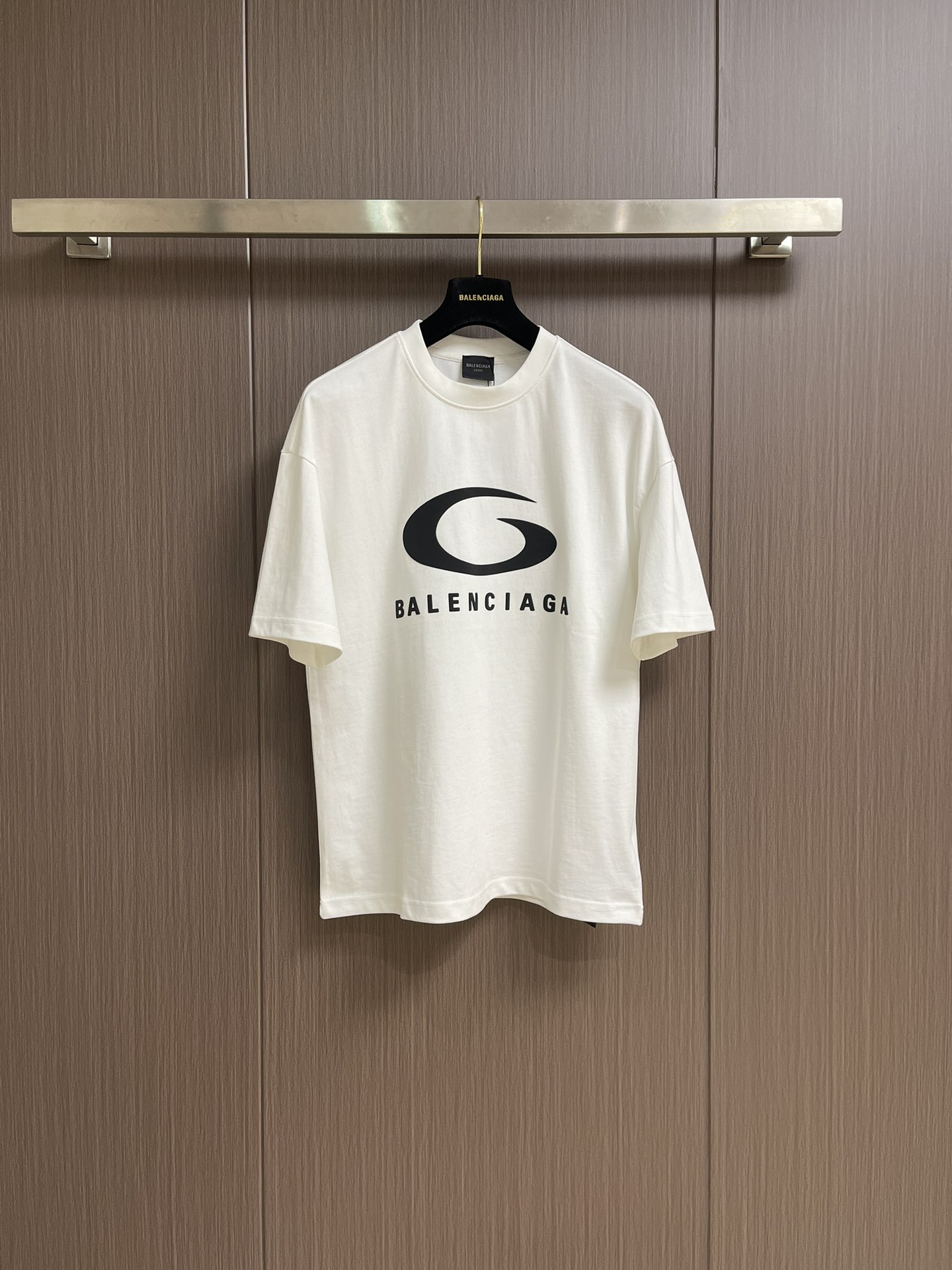 NO:162368,Balenciaga printed logo round neck short-sleeved T-shirt, fixed weaving and dyeing 100% pure cotton double-strand fabric, laundry washing water, front high-definition scanning pattern perfectly restored laser positioning machine printing, neckline ribbed fabric fixed weaving and dyeing, overall line is straight and delicate, fabric is comfortable and soft, color is consistent and no color difference, customized auxiliary materials. Size S-XXL S bust 108cm Shoulder width 55cm Long 68.5cm Size M bust 112cm Shoulder width 57cm Long 70.5cm L bust 116cm Shoulder width 59cm Long 72.5cm XL bust 120cm Shoulder width 60cm Long 74.5cm XXL bust 124cm Shoulder width 61cm  Clothes length 76cm, balenciaga, T-shirt,tees, t-shirt,alexander wang19860909Balenciaga 印花logo圆领短袖T恤,定织定染百分百纯棉双股面料 成衣洗水 前幅高清扫描图案完美还原激光定位机印 领口罗纹面料定织定染色 整体走线平直细腻 面料舒适柔软 颜色一致无色差,定制辅料.尺码S-XXL S码胸围108cm 肩宽55cm 衣长68.5cm M码胸围112cm 肩宽57cm 衣长70.5cm L码胸围116cm 肩宽59cm 衣长72.5cm XL码胸围120cm 肩宽60cm 衣长74.5cm XXL码胸围124cm 肩宽61cm 衣长76cm,,balenciaga,T-shirt,tees，t-shirt,alexander wang,Men's clothing