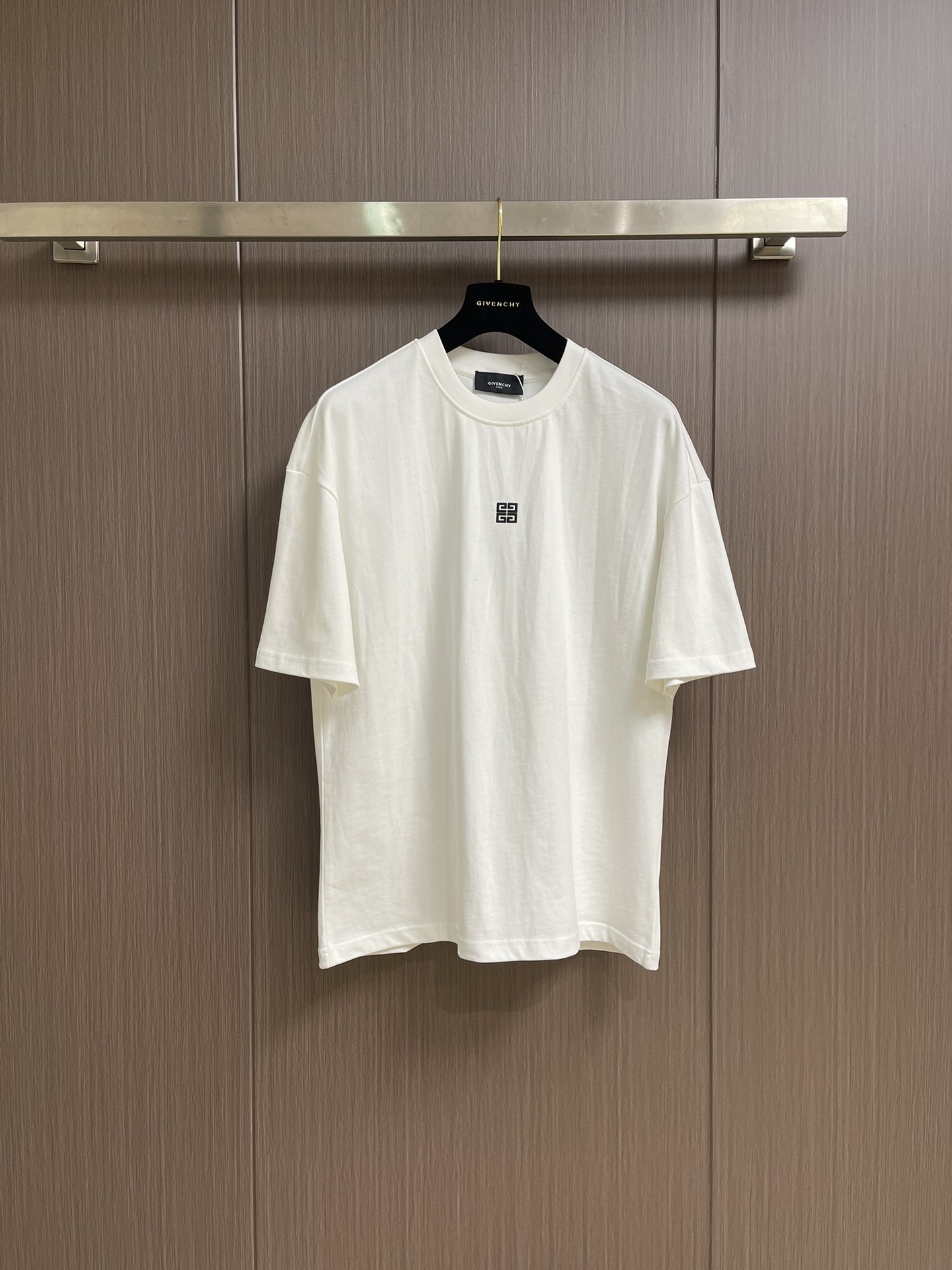 NO:162371,Givenchy  Logo printed short-sleeved T-shirts have become a must-have item in summer wardrobe with their simple yet stylish design. Short-sleeved sleeves are clean and neat, and are very easy to match with various bottoms, both or both, and can be easily controlled, showing different styles and charms. Embroidery is the highlight of the whole piece. The exquisite printing process has a three-dimensional sense, delicate touch, and demonstrates the sense of quality. The style is simple and elegant, which not only retains the basic fashion elements, but also adds a bit of personalized atmosphere. The short-sleeved  The style design is very ergonomic, comfortable and comfortable to wear without any tightness. At the same time, the short sleeves are just right in length, which can reveal the slender arm lines without being too exposed. Whether it is daily travel, casual gathering, or simple home wear, this short sleeve can become your ideal choice. With its simple and fashionable design and comfortable and comfortable wearing experience, you can keep you refreshing and comfortable in the hot summer. Size S-XXL  S-size bust 108cm shoulder width 55cm long 68.5cm size bust 112cm shoulder width 57cm length 70.5cm L-size bust 116cm shoulder width 59cm length 72.5cm XL-size bust 120cm shoulder width 60cm length 74.5cm XXL-size bust 124cm shoulder width 61cm length 76cm, givennchy, T-shirt,tees, t-shirt,alexander wang19860909Givenchy logo印花短袖T恤,以其简约而不失格调的设计,成为夏日衣橱中的必备单品.短袖干净利落,极易搭配各种下装,无论是、还是,都能轻松驾驭,展现出不同的风格魅力.刺绣是整件的亮点所在,精致的印花工艺立体感十足,触感细腻,彰显品质感.样式简约大方,既保留了基础的时尚元素,又增添了几分个性化的气息.短袖的版型设计非常贴合人体工学,穿着舒适自如,不会有紧绷感.同时,短袖的长度恰到好处,既能露出纤细的手臂线条,又不会显得过于暴露.无论是日常出行、休闲聚会,还是简单的居家穿着,这款短袖都能成为你的理想选择.它以其简约时尚的设计和舒适自在的穿着体验,让你在炎炎夏日中也能保持一份清爽与自在.尺码S-XXL S码胸围108cm 肩宽55cm 衣长68.5cm M码胸围112cm 肩宽57cm 衣长70.5cm L码胸围116cm 肩宽59cm 衣长72.5cm XL码胸围120cm 肩宽60cm 衣长74.5cm XXL码胸围124cm 肩宽61cm 衣长76cm,,givenchy,T-shirt,tees，t-shirt,alexander wang,Men's clothing