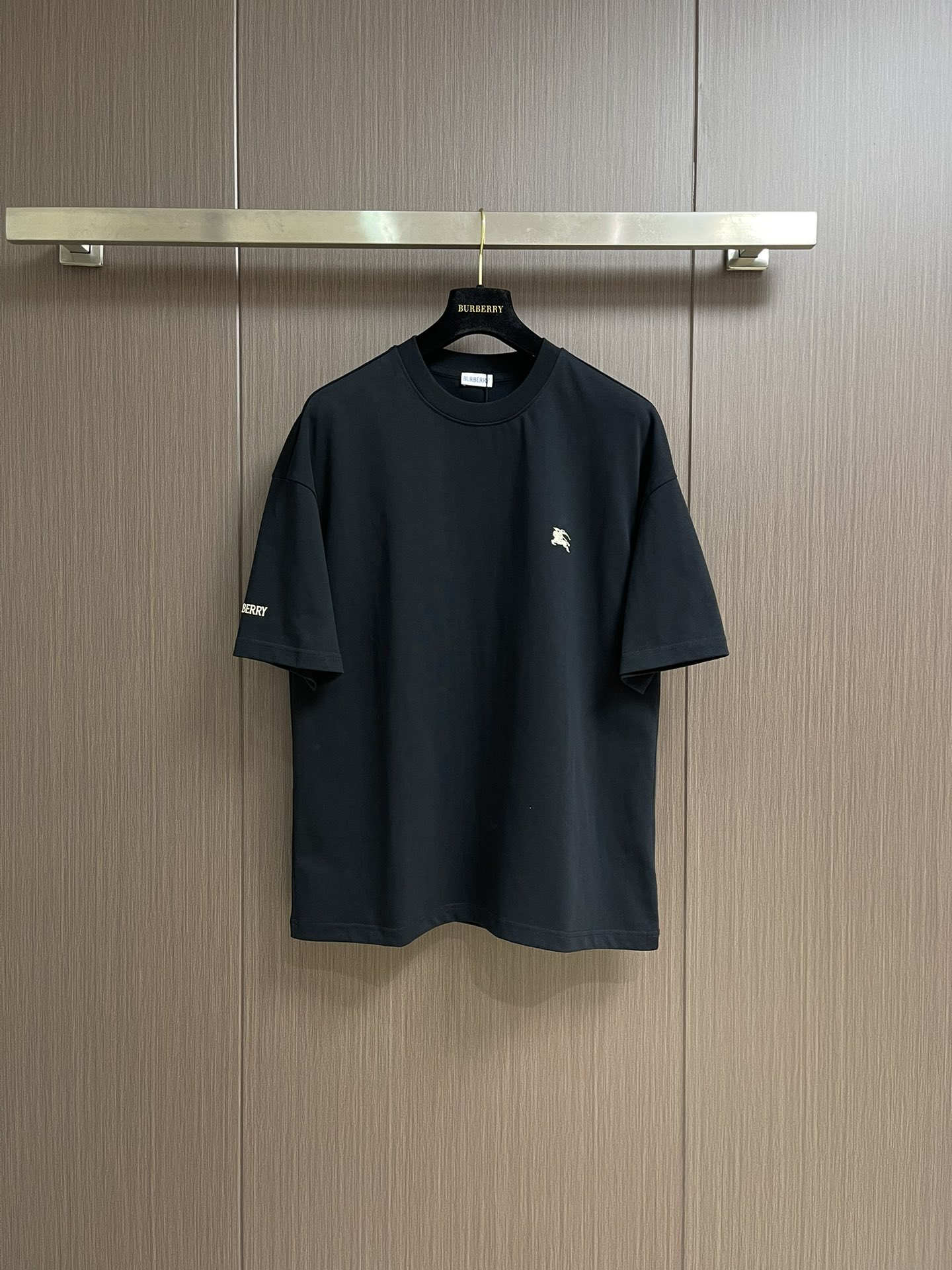 NO:162374,Burberry SS new war horse knight pattern digital printed short-sleeved T-shirt, basic casual and versatile style, round neck pullover style, not picky at all, the same style as men and women!  The very personalized design uses digital printing technology, the overall pattern is lifelike, making it look more stylish, charming and luxurious. Compared with conventional luxury brands, it has better fashionable personality, and grasps the overall degree quite well. In terms of visual effects, the brand's iconic appearance is particularly eye-catching. Pure cotton fabric, comfortable and breathable, and the overall loose layout configuration is more youthful and sporty, highlighting the fashion sense of the modern city. The upper body is atmospheric and brilliant, with excellent effect. The combination is more worry-free and labor-saving, extremely extraordinary, and the grade and charm are extremely outstanding, which can better highlight the brand specifications and your pursuit of fashion!  !  Whether it is leisure and sports or high street travel, you can easily control it. Size S-XXL Size bust 108cm shoulder width 55cm long 68.5cm size bust 112cm shoulder width 57cm length 70.5cm L size bust 116cm shoulder width 59cm length 72.5cm XL size bust 120cm shoulder width 60cm length 74.5cm XXL size bust 124cm shoulder width 61cm length 76cm, burberry, T-shirt,tees, t-shirt,alexander wang19860909Burberry SS新款战马骑士图案数码印花短袖T恤,基础休闲的百搭款,圆领套头式,完全不挑人,男女同款！十分个性的设计,采用数码印花工艺,整体图案栩栩如生,显得更具格调魅力跟奢华气息,比起常规的奢侈品牌来说,它更佳的时髦个性,将整体这个度把握的相当之好,在视觉效果上品牌标志性就显的特别夺眼,纯棉面料,舒适透气,整体宽松的版型配置,更具青春运动风格,凸显现代都市的时尚感,上身大气出彩,效果极佳,搭配更是省心省力,极为非凡,档次与魅力更是极为的出色亮眼,更能够彰显品牌规格与你对于时尚的追求！！无论是休闲运动还是高街出行,都能轻松驾驭.尺码S-XXL S码胸围108cm 肩宽55cm 衣长68.5cm M码胸围112cm 肩宽57cm 衣长70.5cm L码胸围116cm 肩宽59cm 衣长72.5cm XL码胸围120cm 肩宽60cm 衣长74.5cm XXL码胸围124cm 肩宽61cm 衣长76cm,,burberry,T-shirt,tees，t-shirt,alexander wang,Men's clothing