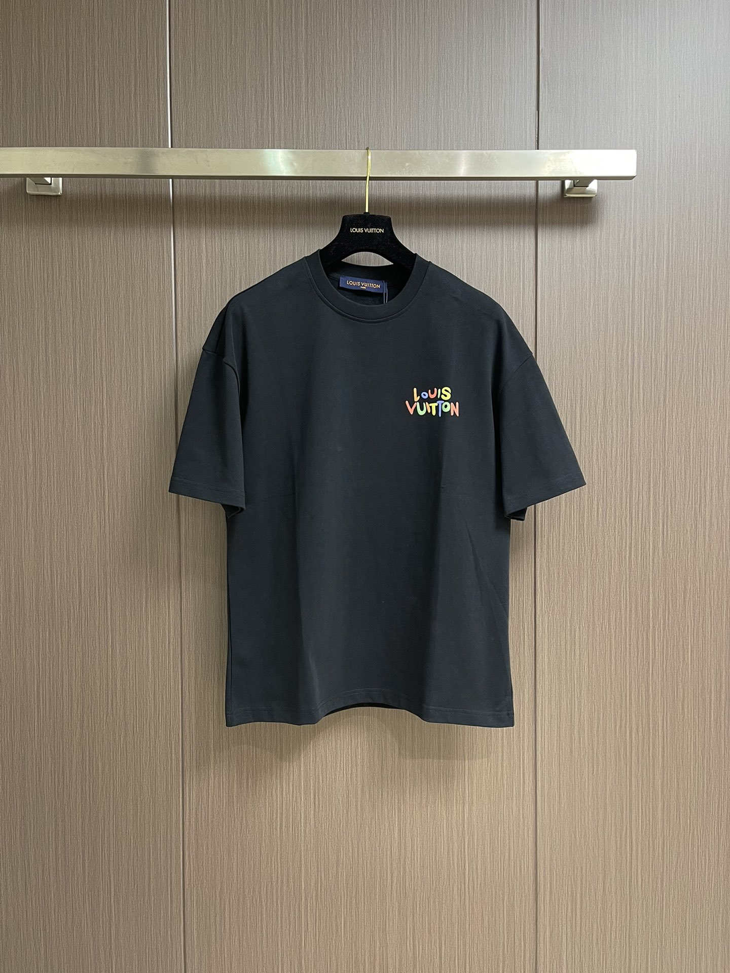 NO:162377,LV printed short-sleeved T-shirt adopts digital technology. Inkjet printing can achieve complex patterns and rich colors, spray ink evenly onto the surface of the fabric to form high-precision printing patterns. Drying and vaporization can promote the full combination of ink and fabric fibers, improve the firmness and brightness of color, and high-precision printing ensures the clarity and detail of the printing patterns. Size S-XXL Size bust 108cm Shoulder width 55cm Long 68.5cm M Size bust 112cm Shoulder width 57cm Long 70.5cm L Size bust 116cm Shoulder width 59cm Long 72.5cm XL Size bust 120cm Shoulder width 60cm Long 74.5cm XXL Size bust 124cm Shoulder width 61cm Long 76cm, louis  vuitton, T-shirt,tees, t-shirt,alexander wang19860909LV 印花短袖T恤,采用了数码技术,喷墨印花可以实现复杂的图案和丰富的色彩,将墨水均匀喷射到织物表面,形成高精度的印花图案.烘干和蒸化可以促使墨水与织物纤维充分结合,提高色彩的牢固度和鲜艳度,高精度打印确保印花图案的清晰度和细节表现.尺码S-XXL S码胸围108cm 肩宽55cm 衣长68.5cm M码胸围112cm 肩宽57cm 衣长70.5cm L码胸围116cm 肩宽59cm 衣长72.5cm XL码胸围120cm 肩宽60cm 衣长74.5cm XXL码胸围124cm 肩宽61cm 衣长76cm,,louis vuitton,T-shirt,tees，t-shirt,alexander wang,Men's clothing