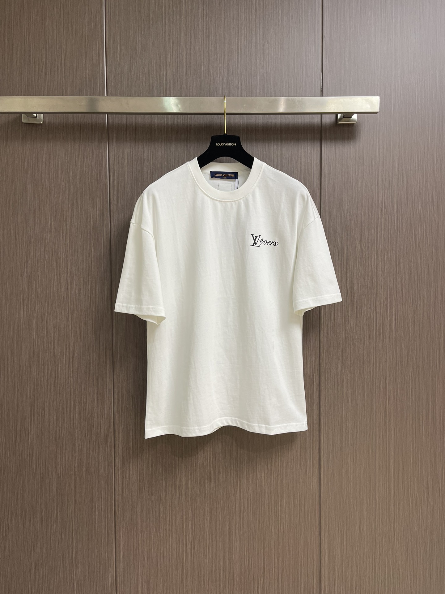 NO:162380,LV SS Limited new logo printed short-sleeved T-shirt, basic simple and versatile style, the fabric is made of high-weight knitted cotton fabric, soft and solid, with a full texture, distinctive contrast, as always loose style, easy for boys and girls to control, the same style for men and women. Size S-XXL S bust 108cm Shoulder width 55cm Long 68.5cm Size M bust 112cm Shoulder width 57cm Long 70.5cm L bust 116cm Shoulder width 59cm Long 72.5cm XL bust 120cm Shoulder width 60cm Long 74.5cm XXL bust 124cm Shoulder width 61cm Long 76cm, louis  vuitton, T-shirt,tees, t-shirt,alexander wang19860909LV SS 限定新品logo印花短袖T恤,基础简约百搭款式,面料采用是高克重的针织棉布料,柔软扎实,质感满分,对比鲜明,一如既往的宽松版型,男生女生轻松上身驾驭,男女同款.尺码S-XXL S码胸围108cm 肩宽55cm 衣长68.5cm M码胸围112cm 肩宽57cm 衣长70.5cm L码胸围116cm 肩宽59cm 衣长72.5cm XL码胸围120cm 肩宽60cm 衣长74.5cm XXL码胸围124cm 肩宽61cm 衣长76cm,,louis vuitton,T-shirt,tees，t-shirt,alexander wang,Men's clothing