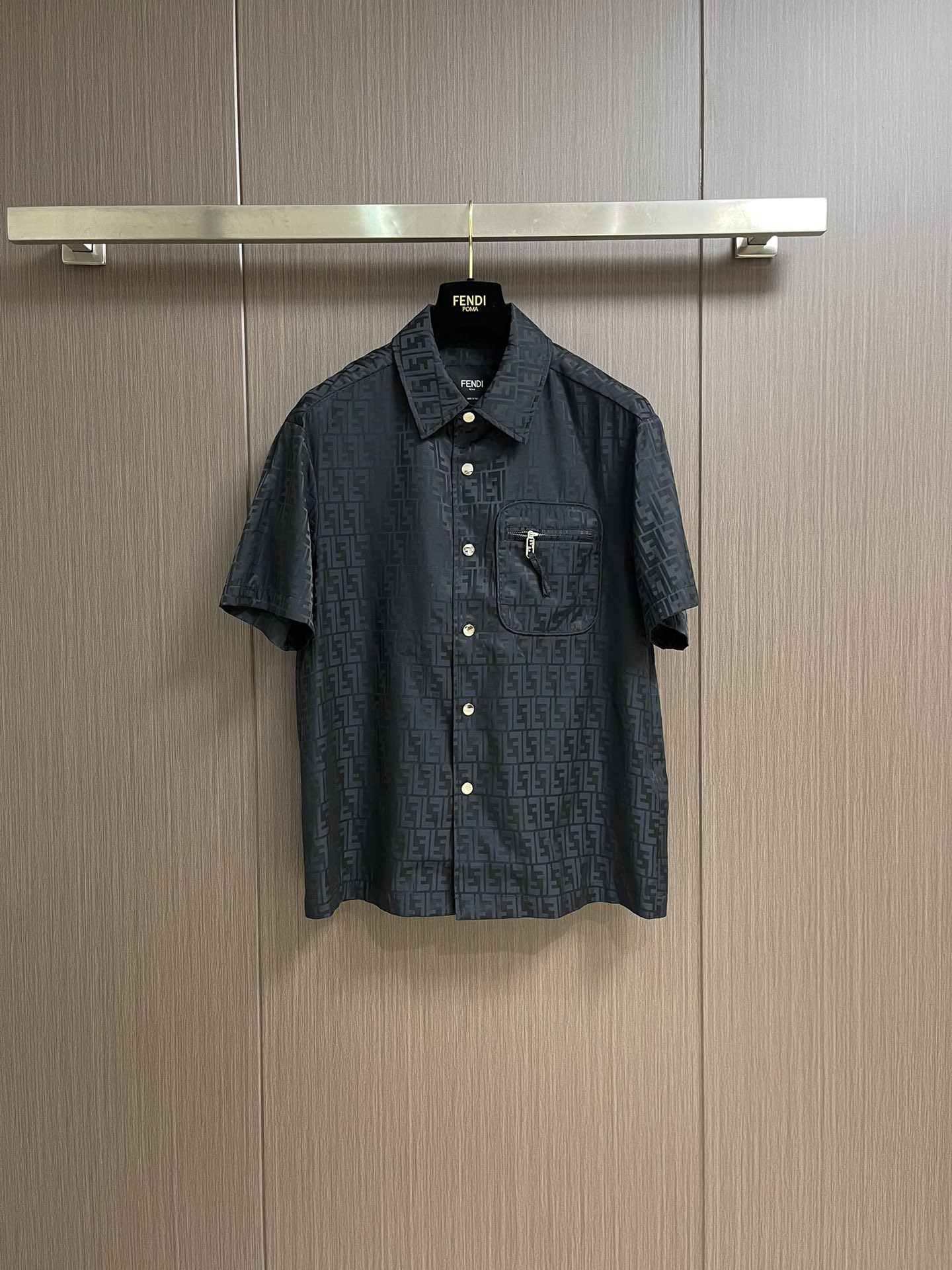 NO:451530,The whole set of Fendi 2025 letters full print presbyterian elements embossed jacquard short-sleeved shirt and shorts suits, revealing temperament and fashion concepts in youth and fashion, which should be recommended in summer. The classic presbyterian letters full print design is self-evident. The fashionable and casual style is even worn alone, and it is very good to wear when worn. It is also a straight and loose cut style, which is not picky at all. It can be easily controlled by both men and women, and it has its own characteristics. It is customized fabric provided by customers, which is very silky, delicate and breathable, and is more comfortable to wear. It feels good in feel and upper body texture. It is very outstanding when worn casually, the same style for men and women!  Size 48-56, fendi, shorts,shirts,T-shirt,alexander wang19860909整套 Fendi 2025字母满印老花元素浮雕提花短袖衬衫短裤套装,年轻时髦中透露出气质,时尚的概念,当属夏季力推,经典老花字母图案满印设计,辨识度不言而喻,时髦休闲范哪怕是单独搭配单穿,都是穿出去非常能打的款. 以及都是直筒宽松的裁剪版型,一点也不挑身形,男女都能轻松驾驭,足够有自己的特色,客供定制的面料,丝滑感十足,细腻透气,穿着更加舒适,手感和上身的质感都很佳,随便穿穿就很出众的款,男女同款！尺码48-56,,fendi,shorts,shirts,T-shirt,alexander wang,Men's clothing