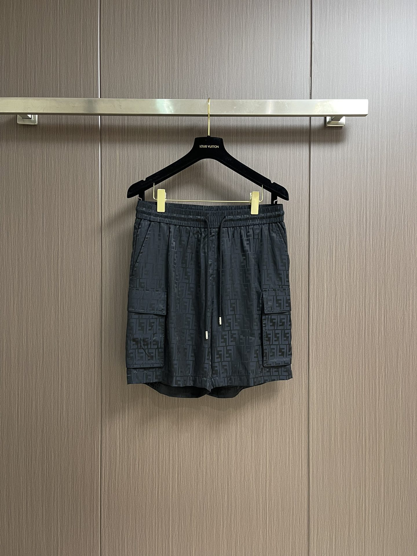 NO:428876,The whole set of Fendi 2025 letters full print presbyterian elements embossed jacquard short-sleeved shirt and shorts suits, revealing temperament and fashion concepts in youth and fashion, which should be recommended in summer. The classic presbyterian letters full print design is self-evident. The fashionable and casual style is even worn alone, and it is very good to wear when worn. It is also a straight and loose cut style, which is not picky at all. It can be easily controlled by both men and women, and it has its own characteristics. It is customized fabric provided by customers, which is very silky, delicate and breathable, and is more comfortable to wear. It feels good in feel and upper body texture. It is very outstanding when worn casually, the same style for men and women!  Size 48-56, fendi, shorts,shirts,T-shirt,alexander wang19860909整套 Fendi 2025字母满印老花元素浮雕提花短袖衬衫短裤套装,年轻时髦中透露出气质,时尚的概念,当属夏季力推,经典老花字母图案满印设计,辨识度不言而喻,时髦休闲范哪怕是单独搭配单穿,都是穿出去非常能打的款. 以及都是直筒宽松的裁剪版型,一点也不挑身形,男女都能轻松驾驭,足够有自己的特色,客供定制的面料,丝滑感十足,细腻透气,穿着更加舒适,手感和上身的质感都很佳,随便穿穿就很出众的款,男女同款！尺码48-56,,fendi,shorts,shirts,T-shirt,alexander wang,Men's clothing