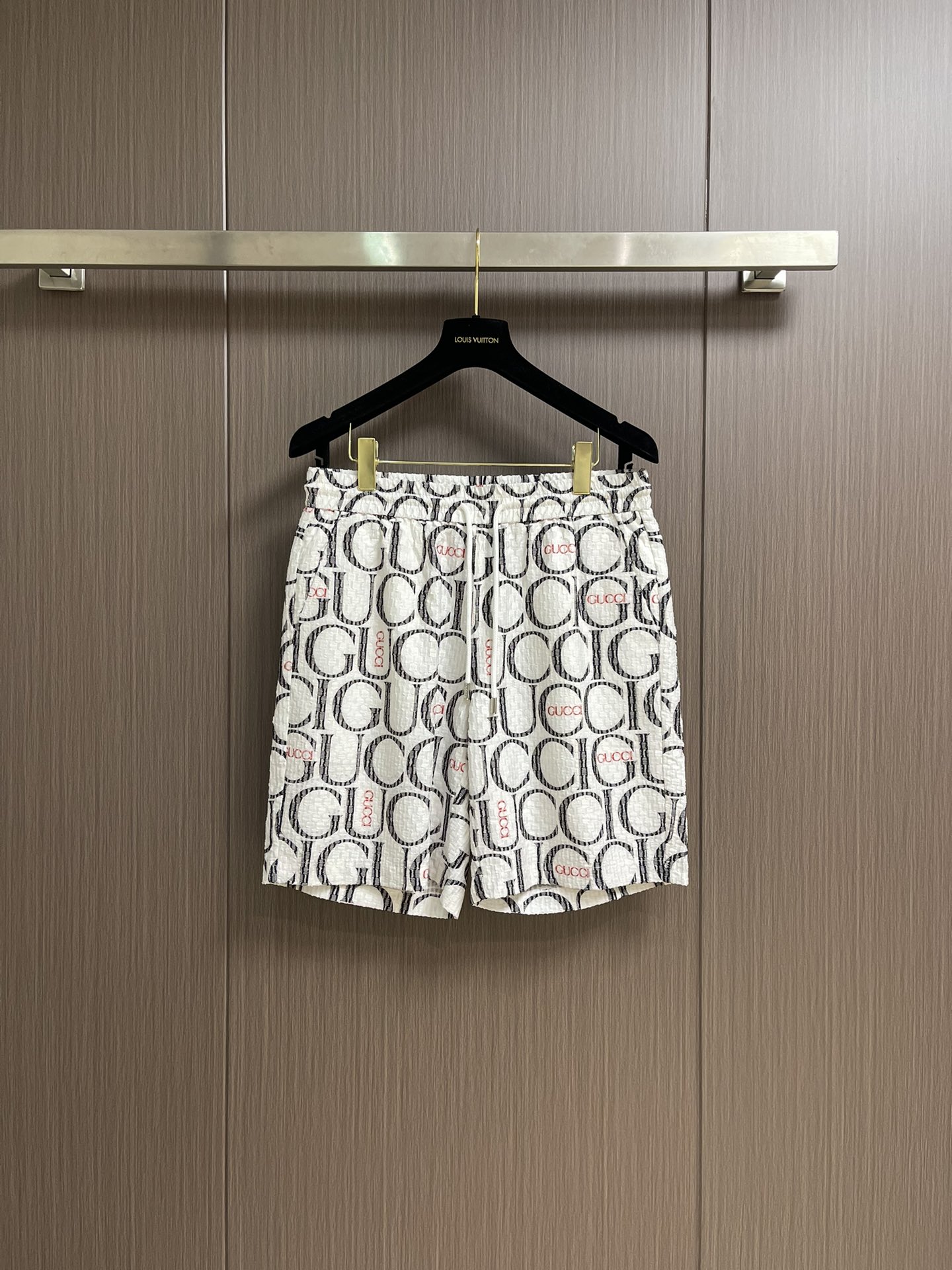 NO:428867,The complete set of Gucci 2025SS summer new short-sleeved shirt and shorts suits, the details show that the craftsmanship is high-end. The structural tailoring design changes are to show the diverse image changes of men, slim and neat, and the tailoring is integrated to meet the popular multi-layered outfits and versatile life styles!  Size 48-56, gucci, shorts,shirts,T-shirt,alexander wang19860909整套 Gucci 2025SS夏季新款短袖衬衫短裤套装,处处细节显工艺足够的高级 结构性剪裁的设计改变来展现男士多样的形象变化,修身利落、剪裁合体,满足时下正流行的多层次穿搭,生活百搭款式！尺码48-56,,gucci,shorts,shirts,T-shirt,alexander wang,Men's clothing