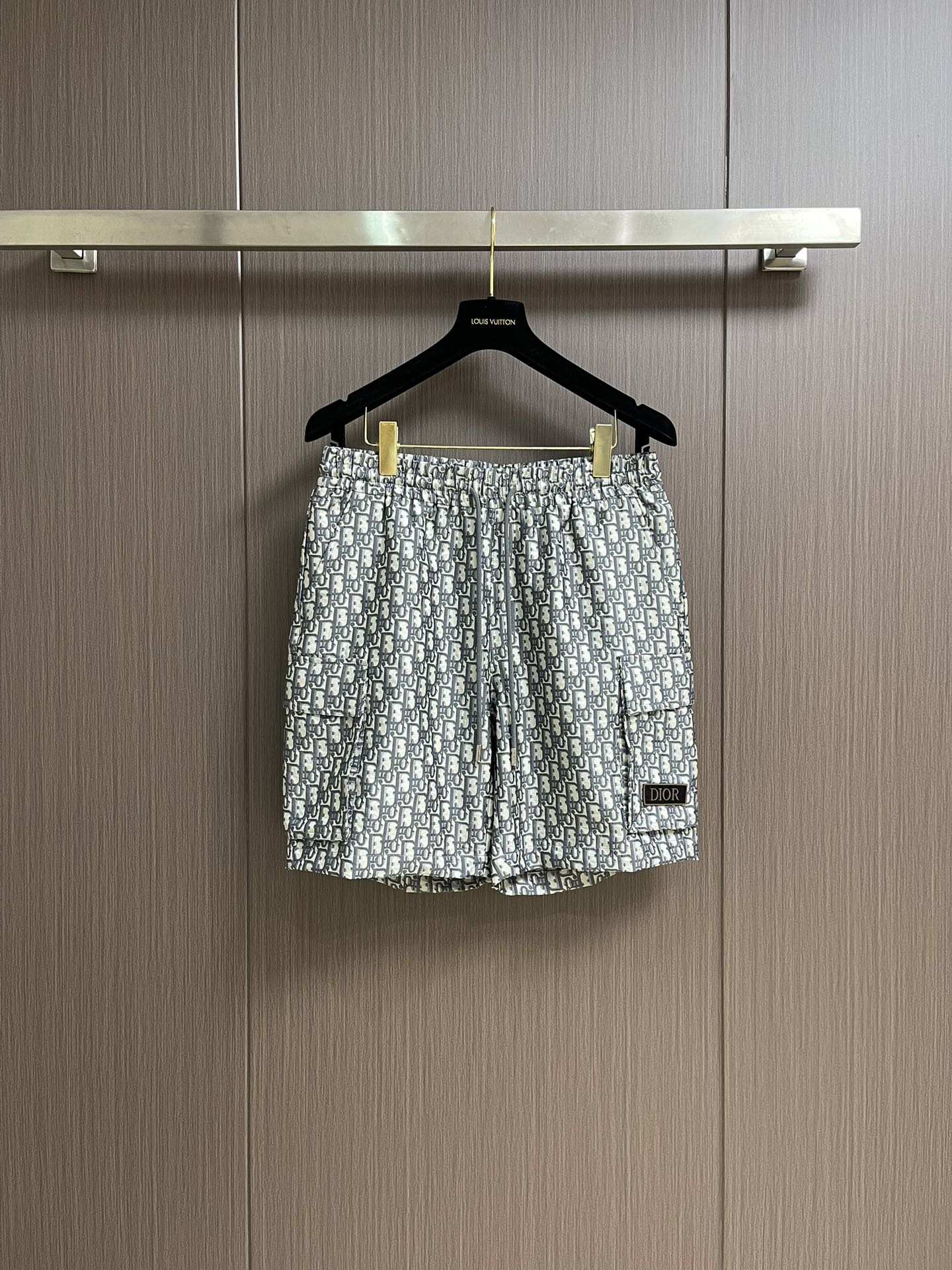 NO:428868,The whole Dior 2025ss new twill fabric Oblique printed short-sleeved shirt and shorts set, this set is decorated with classic Oblique prints and carefully crafted with twill fabrics to highlight the casual style. The matching can create a more exquisite look. The whole body is decorated with Oblique prints in the same color, and the hidden buttons are decorated with CD logo buttons. The style is very novel and fashionable, and it is very comfortable and up-to-date. It is a must-have artifact for men's summer wardrobe. It is highly recommended!  Size 48-56, Dior, shorts,shirts,T-shirt,alexander wang19860909整套 Dior 2025ss新款斜纹面料 Oblique 印花短袖衬衫短裤套装,这款套装饰以经典的Oblique 印花,采斜纹面料精心制作,彰显休闲风范,配套搭配更能打造精致的造型,通体饰以同色调 Oblique 印花,隐藏式纽扣饰有CD 标志的纽扣,款式非常新颖时尚,穿着非常舒适上档次,是男士夏季衣橱必备神器,强烈推荐！尺码48-56,,dior,shorts,shirts,T-shirt,alexander wang,Men's clothing