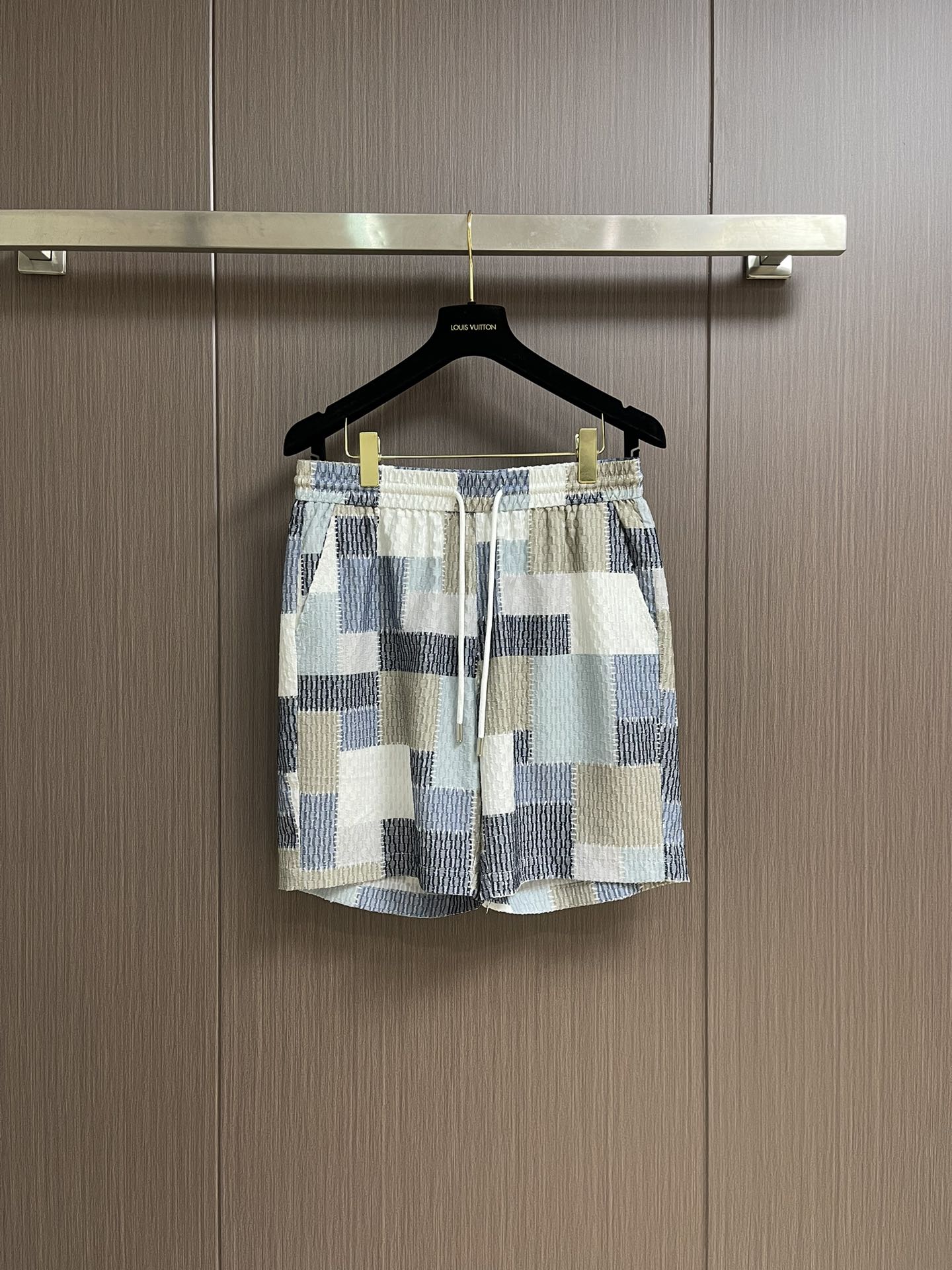 NO:428869,The whole set of Loewe's new spring plaid contrasting short-sleeved shirt and shorts set, customer-supplied fabric, comfortable and super texture, a must-have for casual travel, the overall design is fashionable and simple, and the zippered placket edge design!  Symbolizes the highest quality of the brand, sizes 48-56, loewe, shorts, shirts, T-shirt, alexander wang19860909整套 Loewe 春季新款格纹撞色短袖衬衫短裤套装,客供面料,穿着舒适质感超强 休闲出行必备,整体设计时尚而简洁,拉链门襟处包边设计！象征了品牌至高的品质,尺码48-56,,loewe,shorts,shirts,T-shirt,alexander wang,Men's clothing