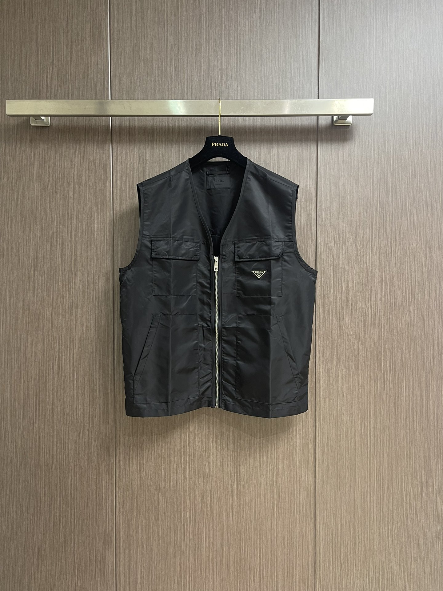 NO:569843,Prada 2025SS Early Spring Nylon Triangle Logo Multi-Pocket Functional Vest This functional nylon vest adopts a straight cut with a minimalist attitude. The multi-pocket design is practical and versatile. It is full of functionality. It is classic enough with the iconic triangle logo. It can be combined with high-street and luxury goods in all seasons. It is high-end and novel. Sizes S-XL, prada, alexander wang19860909Prada 2025SS早春尼龙三角标多口袋机能马甲 这件机能感十足的尼龙马甲采用直身裁剪 极简主义态度 多口袋设计实用百搭 机能感满满 搭配标志性三角标足够经典 四季可搭高街和奢侈品的贴合融入 高级又新颖.尺码S-XL,,prada,alexander wang,Men's clothing