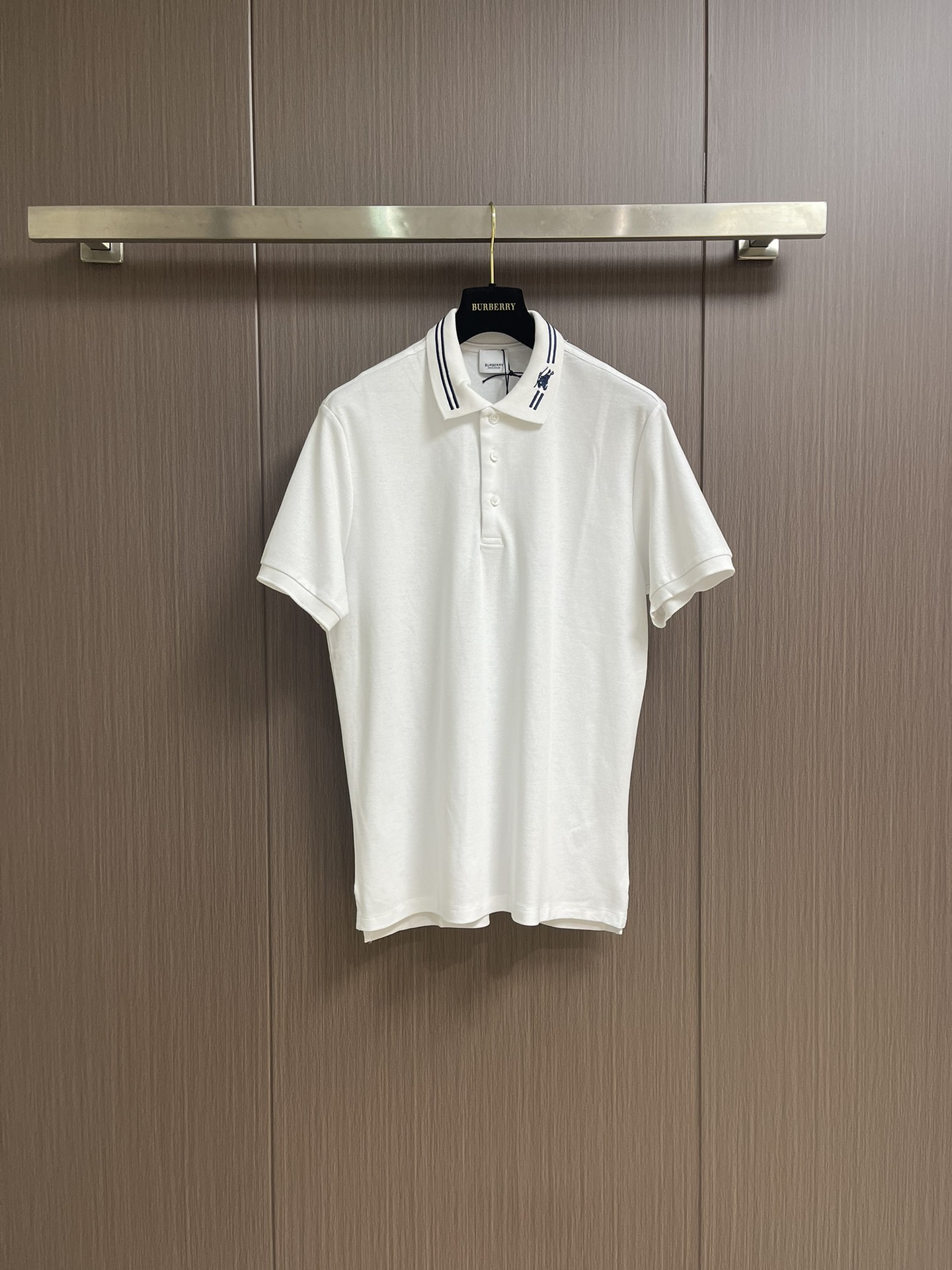 NO:422188,Burberry neckline war horse embroidered short-sleeved POLO, made of cotton beaded mesh cloth, customized with 260g long velvet cotton. The collar is made of double-system jacquard and flattened, elastic and undeformed. All clothes are tied with native cloth edges. The front chest double-layered tube, no bright thread, no loose mouth. Cuffs, front chest bottom, shoulder seam and bones. Size M-XXL, burberry, T-shirt, alexander wang19860909Burberry 领口战马刺绣短袖POLO,选用棉质珠地网眼布打造,定制材质260g长绒棉.衣领为双系统提花定织扁机制成,有弹性,不变形.衣服全部原生布捆边.前胸双层面筒,无明线,无散口.袖口,前胸筒底,肩缝包骨.尺码M-XXL,,burberry,T-shirt,alexander wang,Men's clothing