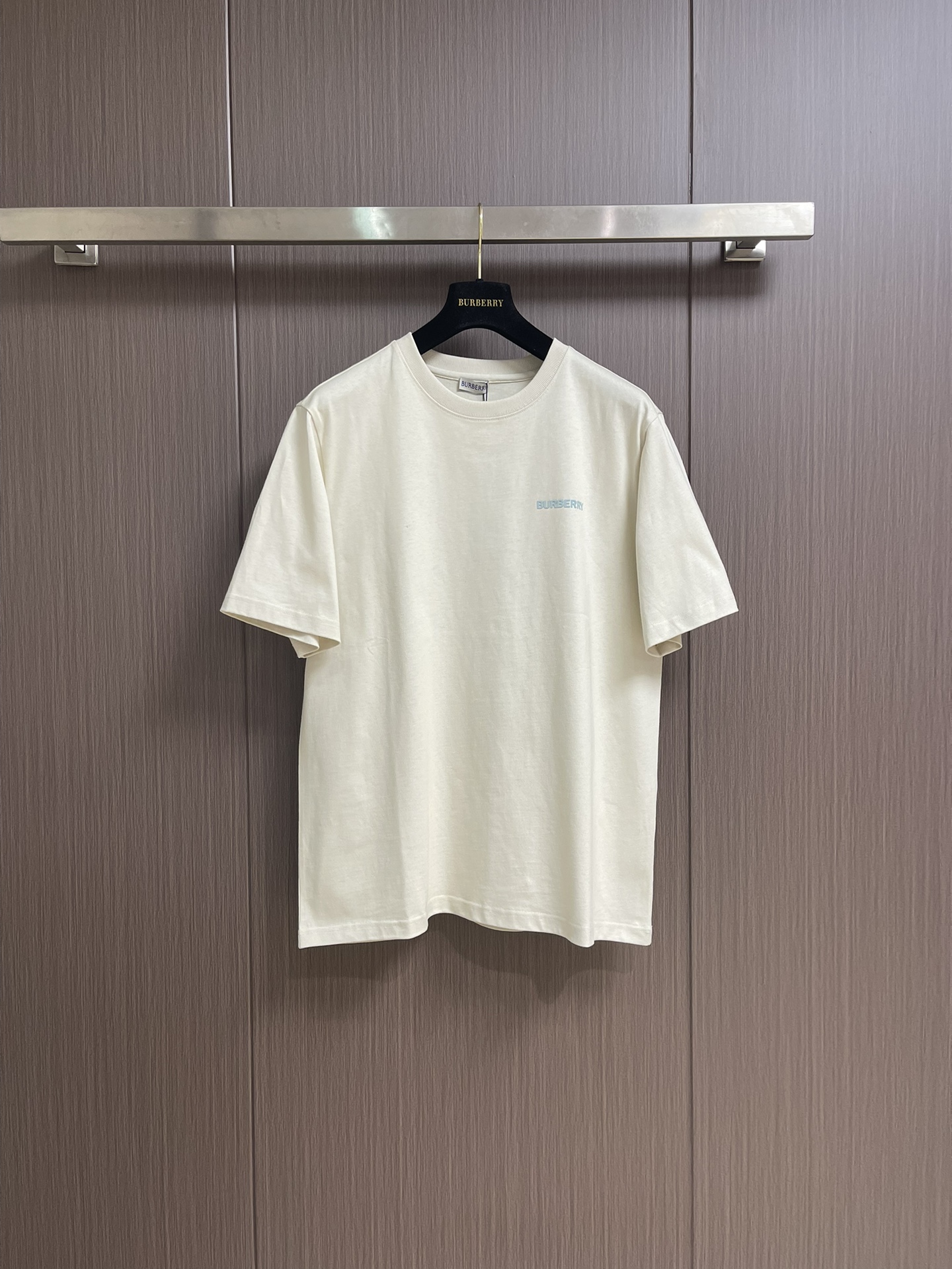 NO:422190,Burberry SS summer new surfboard printed beige short-sleeved T-shirt, this short-sleeved exudes the classic charm of the brand with a simple but stylish design. Pure beige-white tone exudes an elegant and soft temperament, suitable for a variety of styles, exquisite embroidery logo on the chest, highlights the brand identity, and the unique knight and surfboard pattern on the back combine brand elements with trendy creativity, full of personality. Selected fabrics, 99% cotton and 1% polyester fiber, skin-friendly and breathable, and comfortable to wear. Whether it is walking on the street or casual gathering, it can help you easily create a fashionable look and show your unique taste. Size XS-L, burberry, T-shirt, tees, t-shirt, alexander wang19860909Burberry SS夏季新款冲浪板印花米色短袖T恤,这款短袖以简约而不失格调的设计,诠释品牌经典魅力.纯净米白色调,散发着优雅柔和气质,适配多种风格穿搭,胸前精致的刺绣标识,彰显品牌身份,背面独特的骑士与冲浪板图案,将品牌元素与潮流创意融合,个性十足.精选面料,99％棉搭配1％聚酯纤维,亲肤透气,穿着舒适自在.无论是漫步街头,还是休闲聚会,它都能助你轻松打造时尚造型,展现独特品味.尺码XS-L,,burberry,T-shirt,tees，t-shirt,alexander wang,Men's clothing