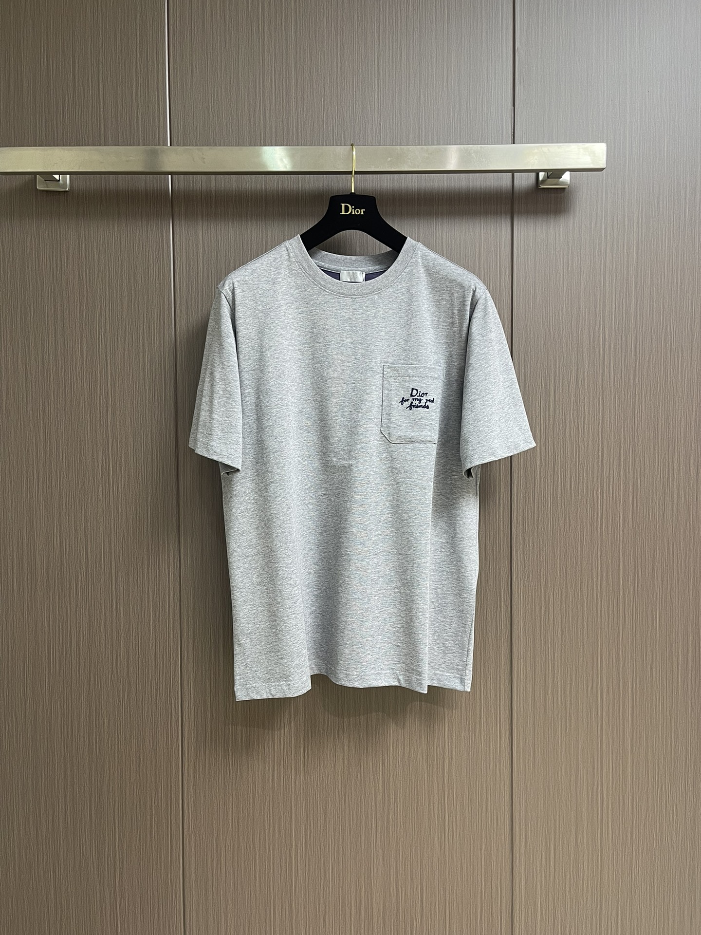 NO:422169,Dior pocket gray couple short-sleeved T-shirt, this knitted short-sleeved short-sleeved style shows high-end texture with low-key and calm gray tones. The simple round neck design fits the neck lines and is comfortable and comfortable to wear. The embroidered lettering 'Dior for my red friends' on the left chest pocket is unique and cleverly incorporates brand elements to add unique charm and fashion attitude. It uses a 99% cotton and 1% polyester fabric combination, skin-friendly and breathable, soft and comfortable, and ensures the clever and durability of the clothes. Whether it is casual or sporty, it can easily create a unique and stylish look, which is an excellent choice for daily wear. Size XS-L,,dior,T-shirt,tees,t-shirt,alexander wang19860909Dior 口袋灰色情侣款短袖T恤,这款针织短袖,以低调沉稳的灰色调,尽显高级质感.简约圆领设计,贴合颈部线条,穿着舒适自在.左胸口袋处'Dior for my red friends'刺绣字样,别具一格,巧妙融入品牌元素,增添独特魅力与时尚态度.采用99％棉与1％聚酯纤维的面料组合,亲肤透气,柔软舒适,同时保证衣物的挺括与耐用.无论是搭配休闲,还是运动,都能轻松打造出独具品味的时尚造型,是日常穿搭中彰显格调的绝佳选择.尺码XS-L,,dior,T-shirt,tees，t-shirt,alexander wang,Men's clothing