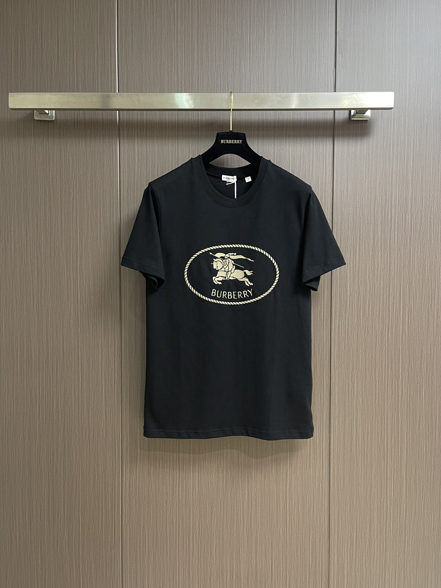 NO:422209,Burberry war horse embroidery short-sleeved round-neck T-shirt, made of light flat cotton fabric, presenting a slim fit. Embellished with knight seal embroidery, originated from the classic pattern of the 1980s brand bag. Rib knitted neckline and equestrian knight logo embroidery on the front chest. Size S-XL, burberry, T-shirt, tees, t-shirt, alexander wang19860909Burberry 战马刺绣短袖圆领T恤,选用轻盈平织棉面料制成,呈现修身版型.点缀骑士印章刺绣,源自1980年代品牌包款的典藏图案.罗纹针织领口,前胸饰有马术骑士徽标刺绣.尺码S-XL,,burberry,T-shirt,tees，t-shirt,alexander wang,Men's clothing