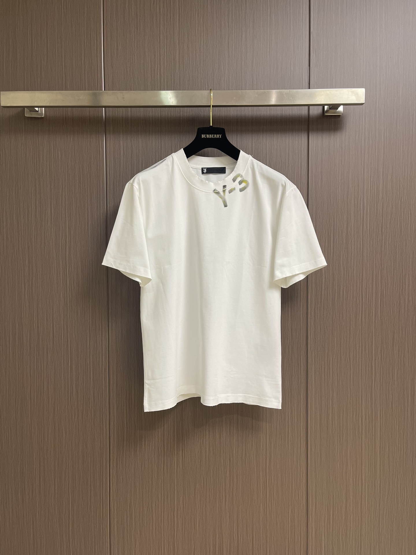 NO:422219,Y3 2025SS new round neck short-sleeved T-shirt is made of imported cotton material. It has a soft fabric feels so it is close to the body and is skin-friendly and comfortable. The classic y3 letter pattern design is very novel and recognizable. The classic style is cut, not picky, fashionable and versatile and easy to wear!  Same style for men and women. Size M-3XL M size shoulder width 49cm bust 106cm length 69cm L size shoulder width 50.5cm bust 110cm length 70.5cm XL size shoulder width 52cm bust 114cm length 72cm XXL size shoulder width 53.5cm bust 118cm length 73.5cm XXZL size shoulder width 55cm bust 122cm length 75cm, T-shirt,tees,t-shirt,alexander wang19860909Y3 2025SS新款圆领短袖T恤,采用进口棉材质制作而成,柔软的面料触感,贴身穿着亲肤舒适,经典的y3字母图案设计,非常的新颖且极具辨识度.经典的版型裁剪,不挑人,时尚百搭又好穿！男女同款.尺码M-3XL M码肩宽49cm 胸围106cm 衣长69cm L码肩宽50.5cm 胸围110cm 衣长70.5cm XL码肩宽52cm 胸围114cm 衣长72cm XXL码肩宽53.5cm 胸围118cm 衣长73.5cm XXZL码肩宽55cm 胸围122cm 衣长75cm,,T-shirt,tees，t-shirt,alexander wang,Men's clothing